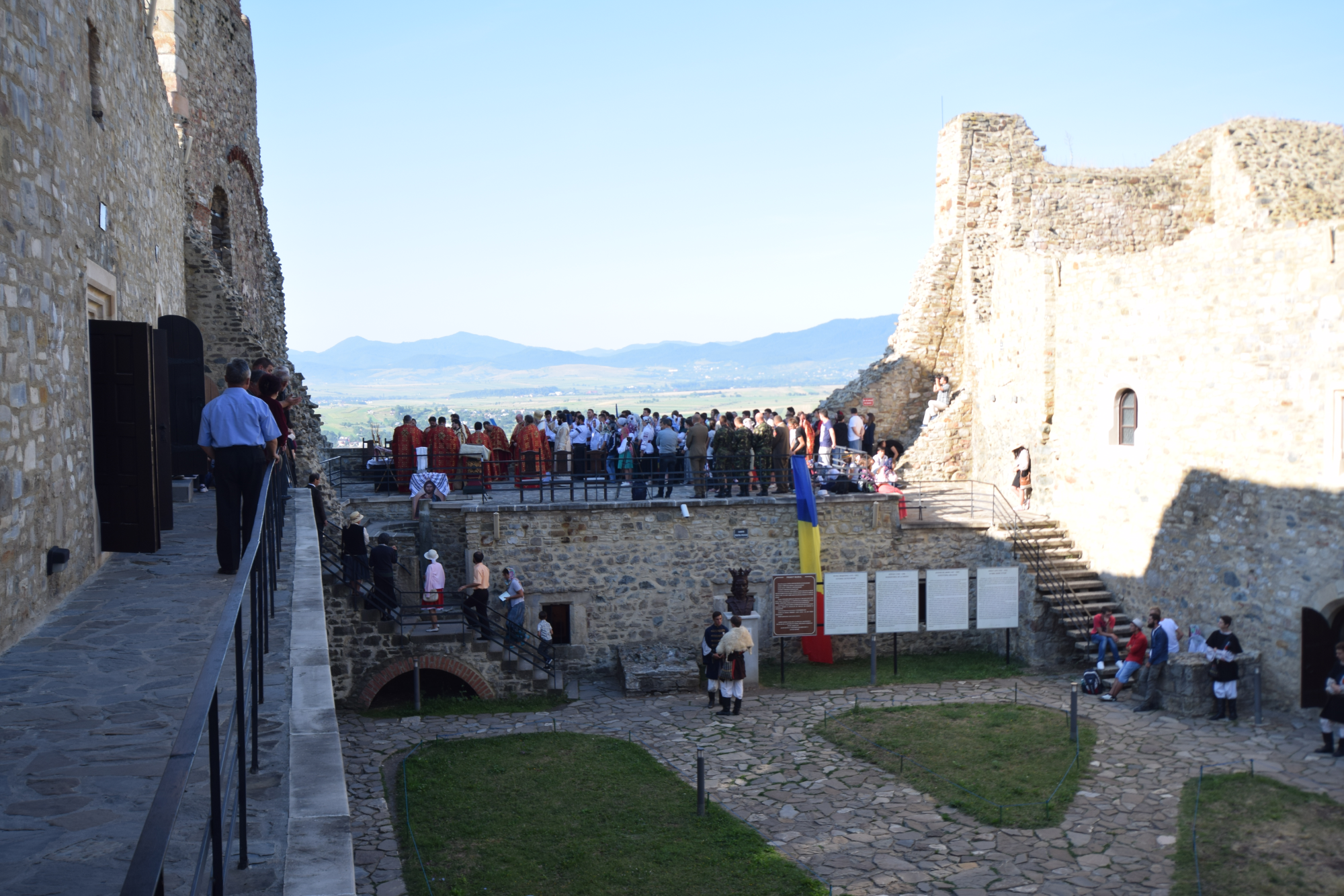 Liturghie arhierească, în cadrul pelerinajului pedestru „Pe urmele sfinţilor nemţeni” Liturghie arhierească, în cadrul pelerinajului pedestru „Pe urmele sfinţilor nemţeni”