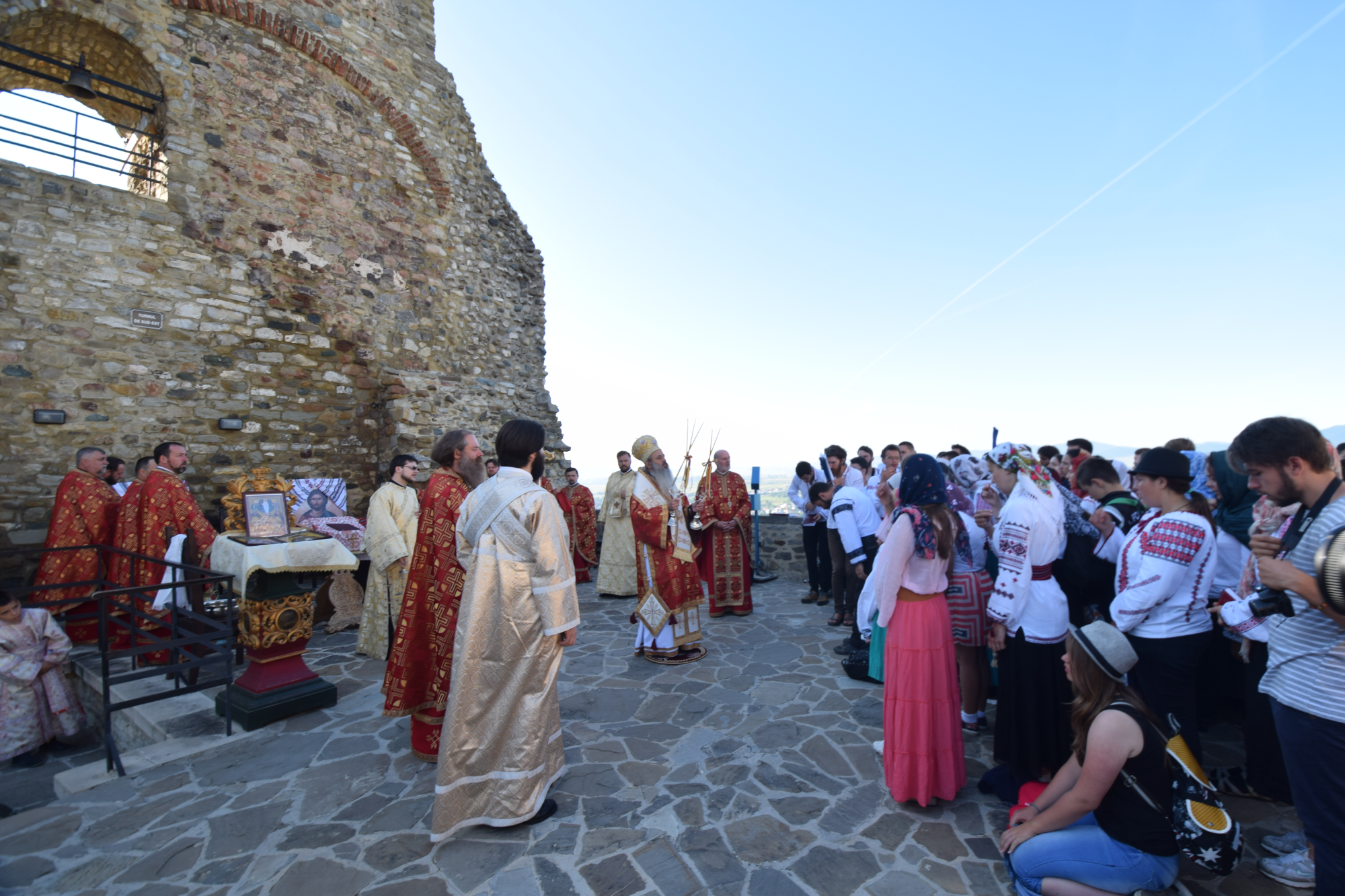 Liturghie arhierească, în cadrul pelerinajului pedestru „Pe urmele sfinţilor nemţeni” Liturghie arhierească, în cadrul pelerinajului pedestru „Pe urmele sfinţilor nemţeni”