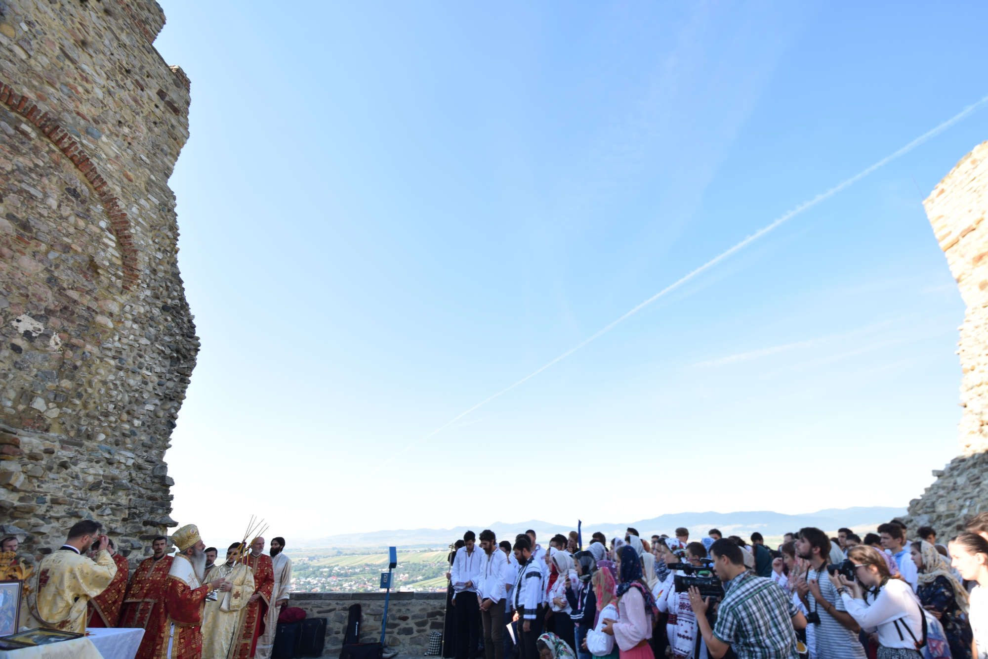 Liturghie arhierească, în cadrul pelerinajului pedestru „Pe urmele sfinţilor nemţeni” Liturghie arhierească, în cadrul pelerinajului pedestru „Pe urmele sfinţilor nemţeni”
