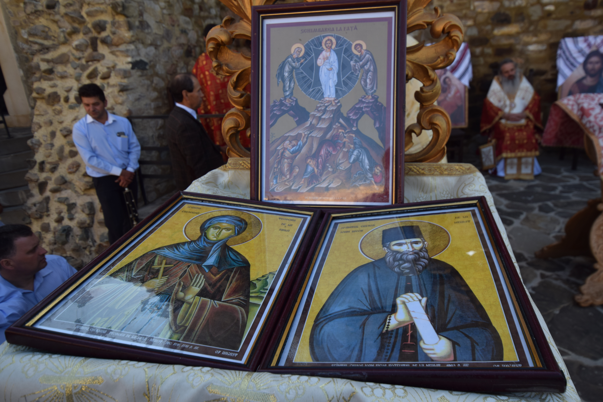 Liturghie arhierească, în cadrul pelerinajului pedestru „Pe urmele sfinţilor nemţeni” Liturghie arhierească, în cadrul pelerinajului pedestru „Pe urmele sfinţilor nemţeni”