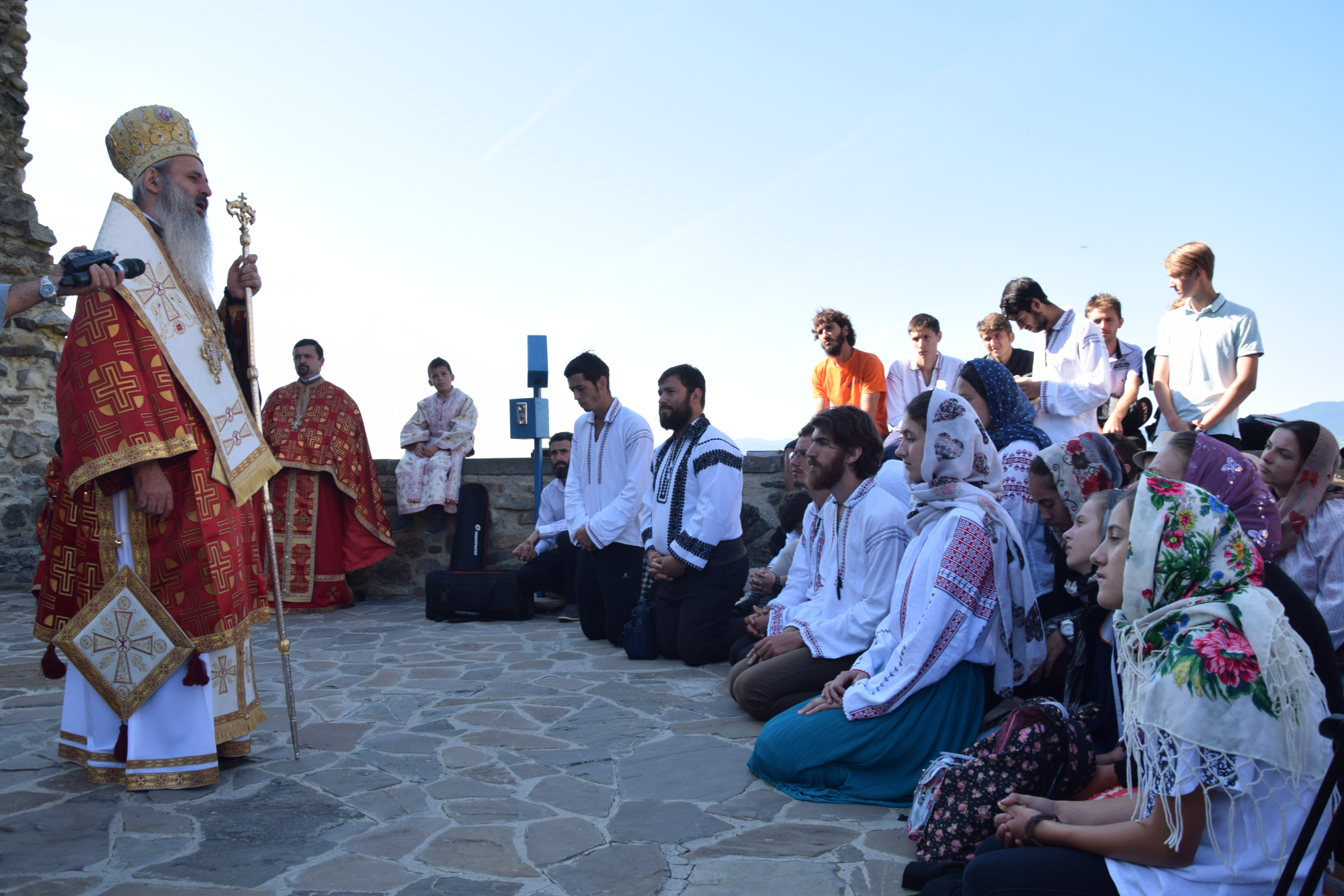Liturghie arhierească, în cadrul pelerinajului pedestru „Pe urmele sfinţilor nemţeni” Liturghie arhierească, în cadrul pelerinajului pedestru „Pe urmele sfinţilor nemţeni”