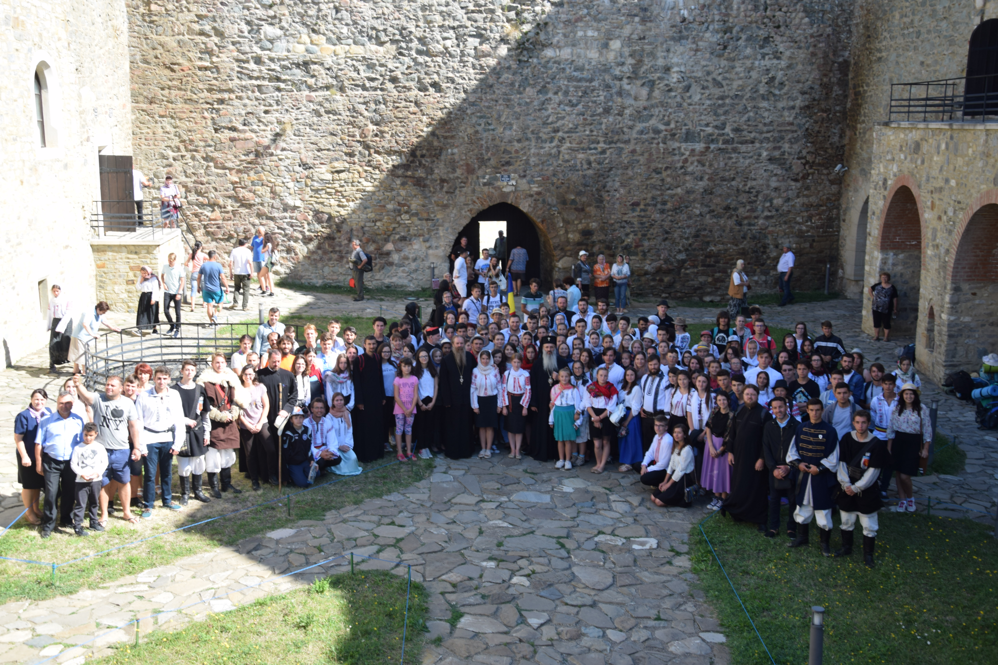 Liturghie arhierească, în cadrul pelerinajului pedestru „Pe urmele sfinţilor nemţeni” Liturghie arhierească, în cadrul pelerinajului pedestru „Pe urmele sfinţilor nemţeni”