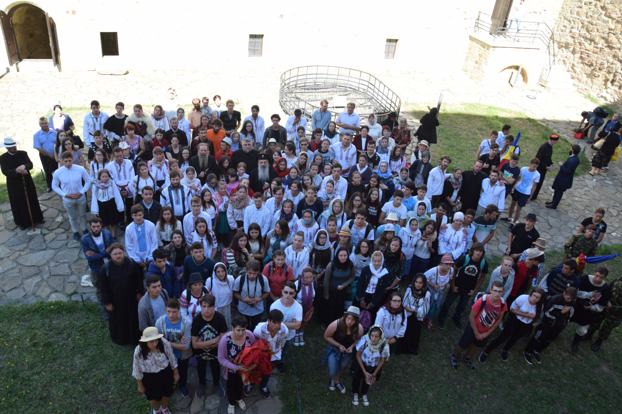 Liturghie arhierească, în cadrul pelerinajului pedestru „Pe urmele sfinţilor nemţeni” Liturghie arhierească, în cadrul pelerinajului pedestru „Pe urmele sfinţilor nemţeni”
