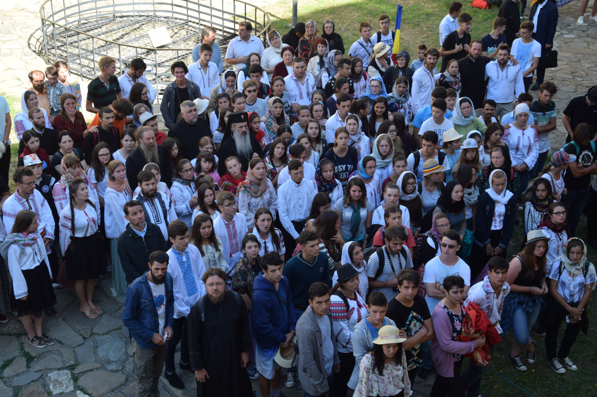 Liturghie arhierească, în cadrul pelerinajului pedestru „Pe urmele sfinţilor nemţeni” Liturghie arhierească, în cadrul pelerinajului pedestru „Pe urmele sfinţilor nemţeni”