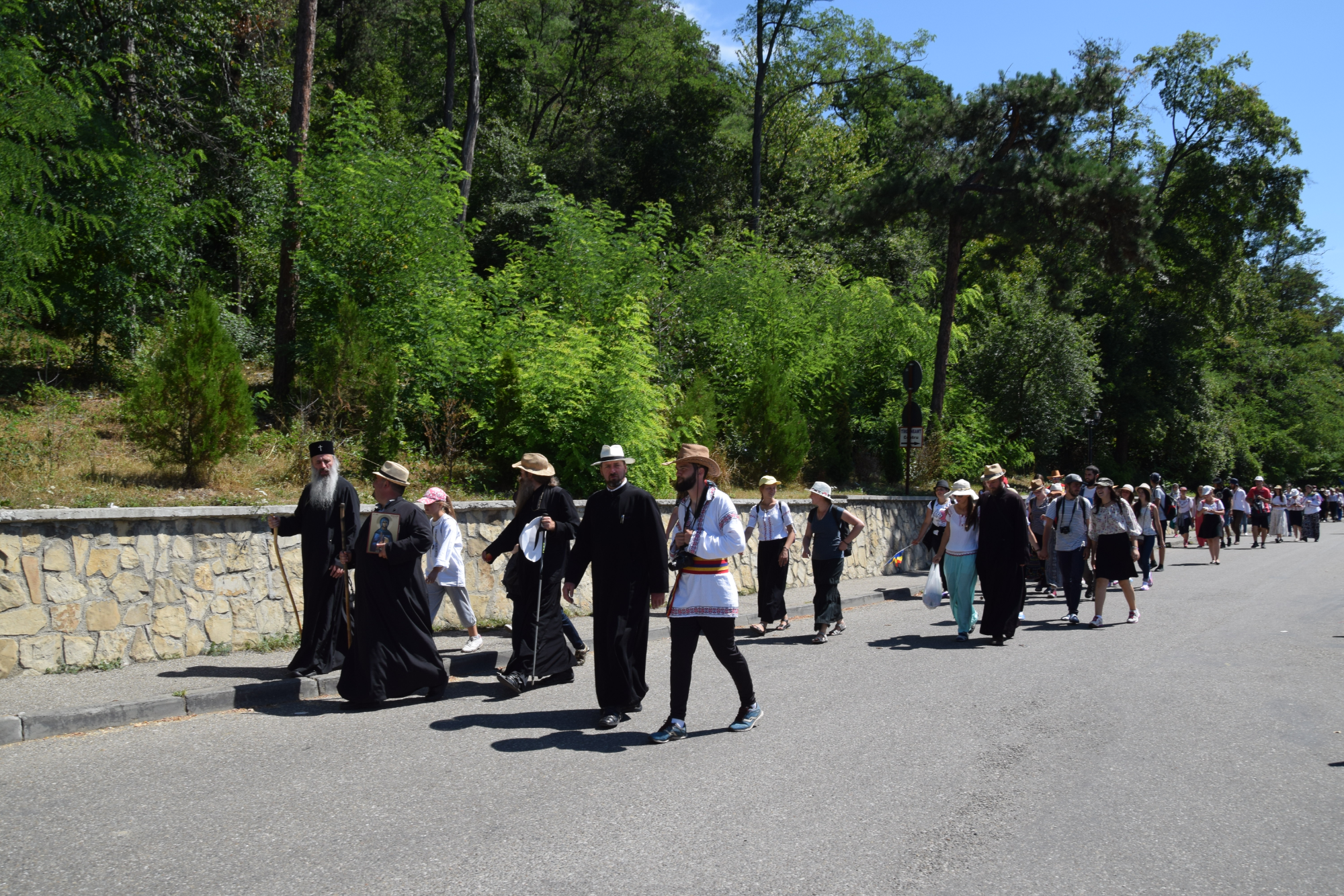 Liturghie arhierească, în cadrul pelerinajului pedestru „Pe urmele sfinţilor nemţeni” Liturghie arhierească, în cadrul pelerinajului pedestru „Pe urmele sfinţilor nemţeni”