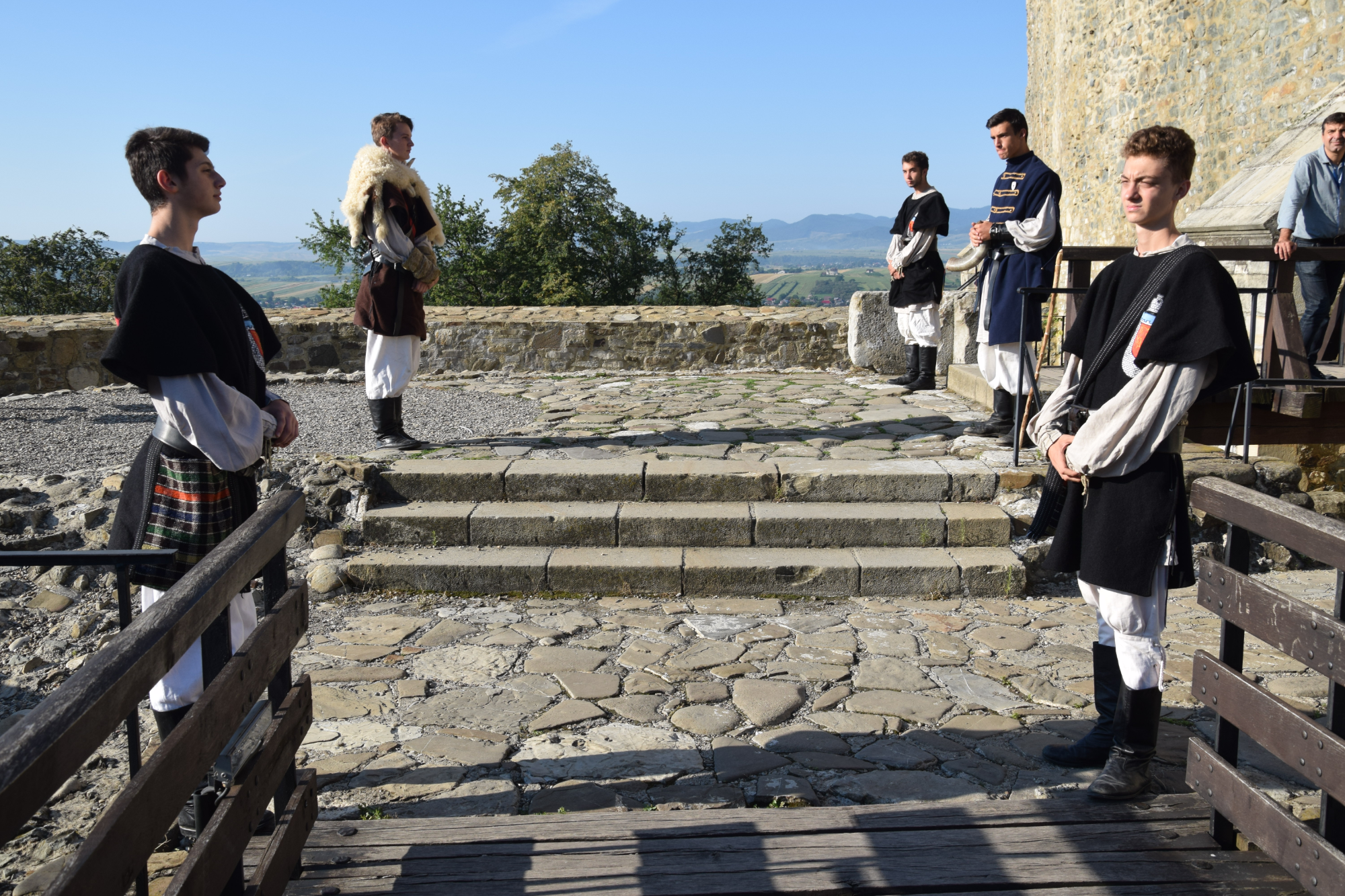 Liturghie arhierească, în cadrul pelerinajului pedestru „Pe urmele sfinţilor nemţeni” Liturghie arhierească, în cadrul pelerinajului pedestru „Pe urmele sfinţilor nemţeni”