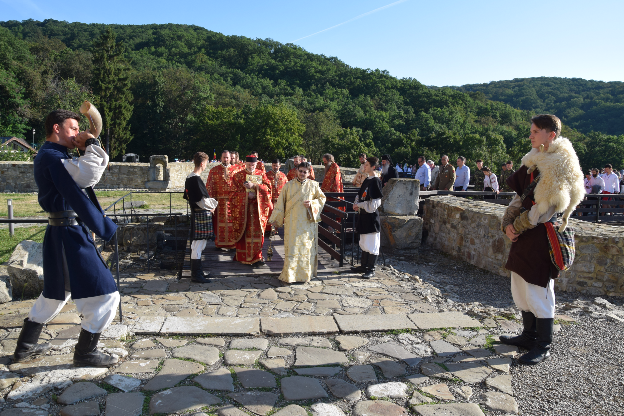 Liturghie arhierească, în cadrul pelerinajului pedestru „Pe urmele sfinţilor nemţeni” Liturghie arhierească, în cadrul pelerinajului pedestru „Pe urmele sfinţilor nemţeni”