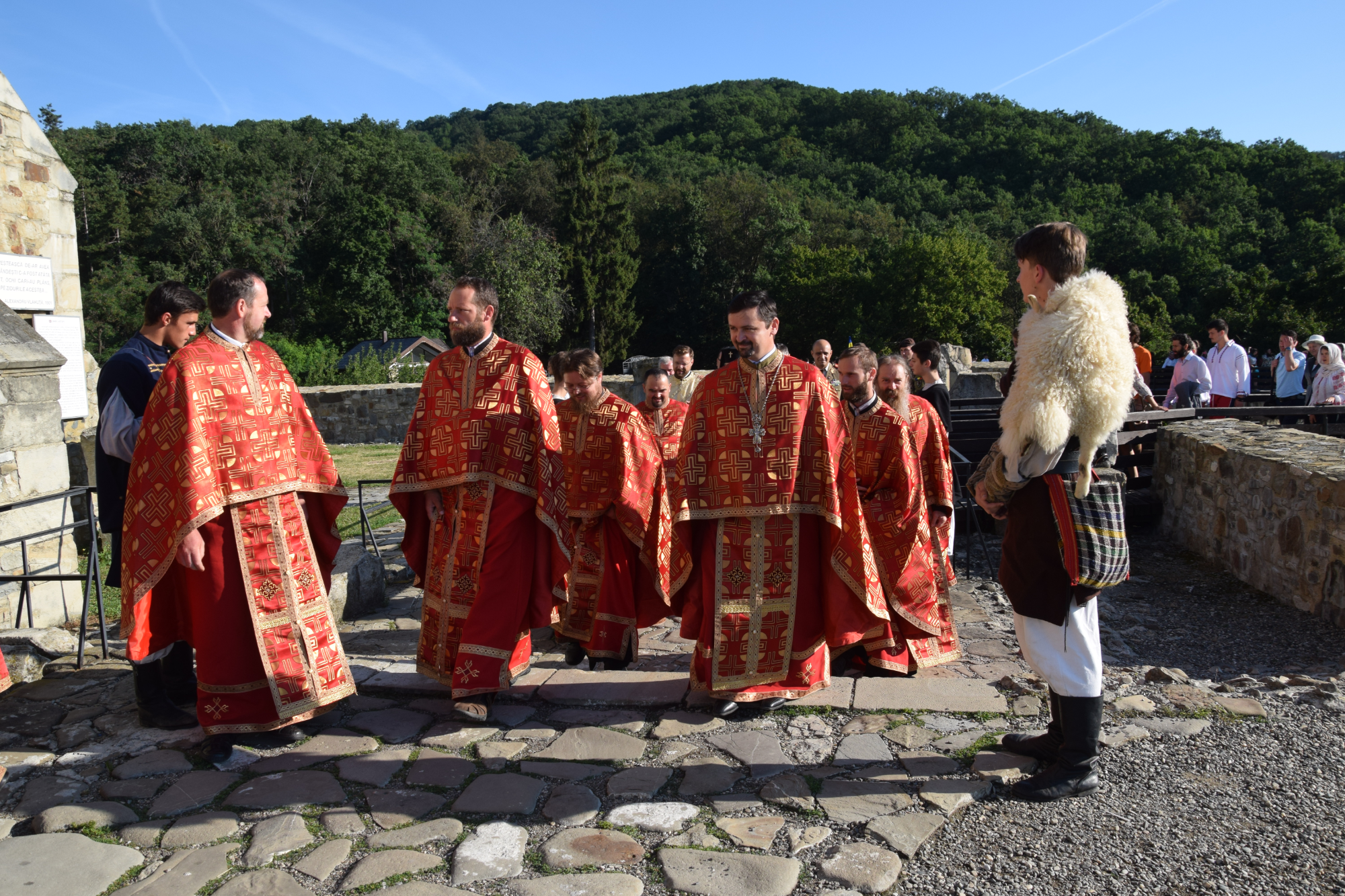Liturghie arhierească, în cadrul pelerinajului pedestru „Pe urmele sfinţilor nemţeni” Liturghie arhierească, în cadrul pelerinajului pedestru „Pe urmele sfinţilor nemţeni”