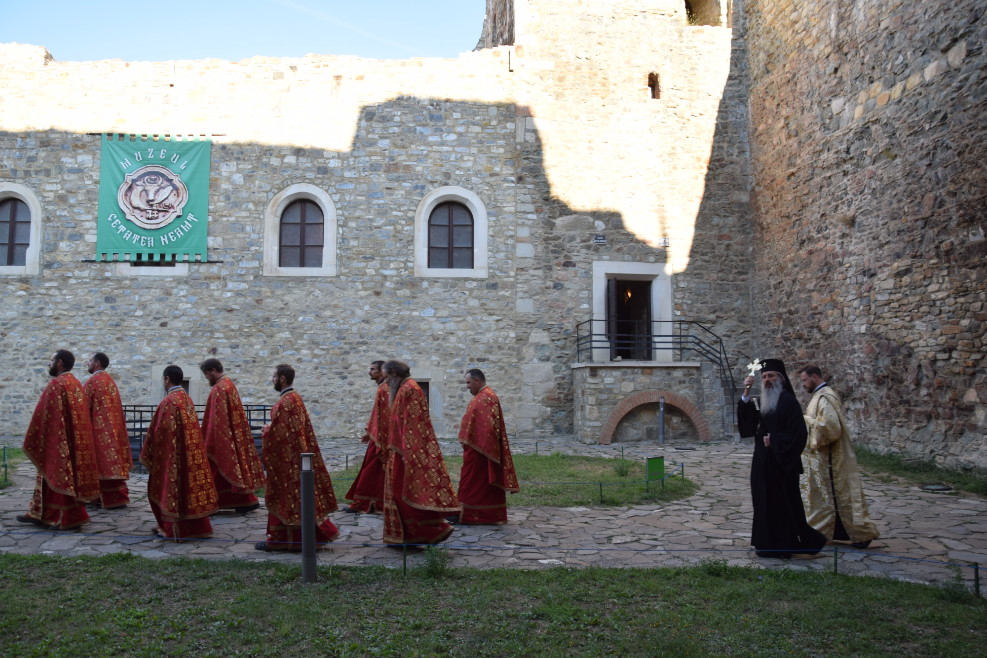 Liturghie arhierească, în cadrul pelerinajului pedestru „Pe urmele sfinţilor nemţeni” Liturghie arhierească, în cadrul pelerinajului pedestru „Pe urmele sfinţilor nemţeni”