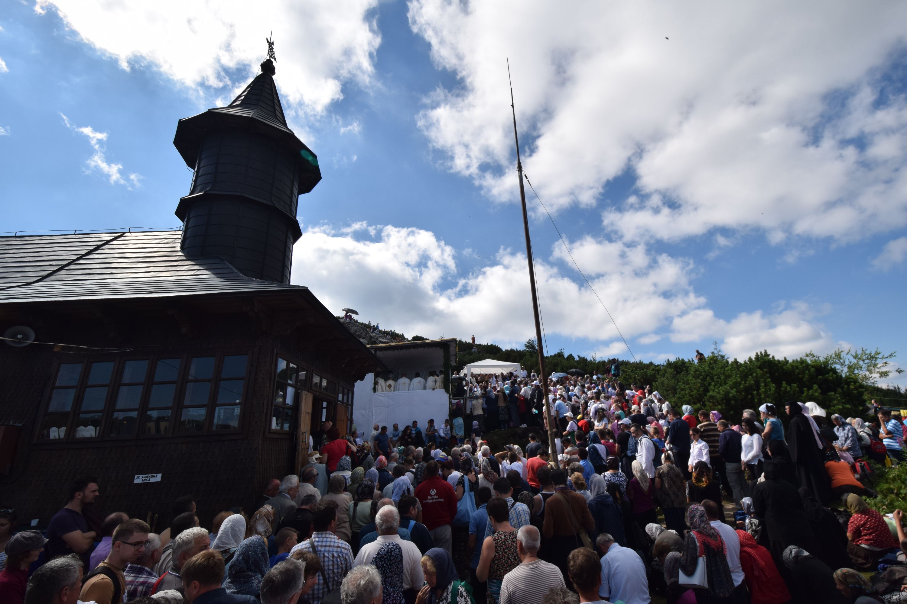 Peste 1000 de pelerini au urcat la hramul Mănăstirii Ceahlău