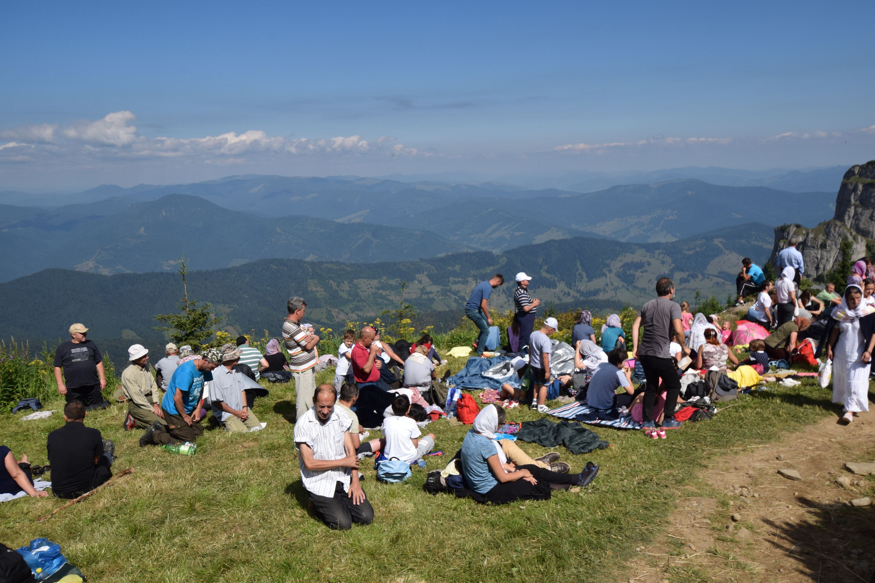 Peste 1000 de pelerini au urcat la hramul Mănăstirii Ceahlău