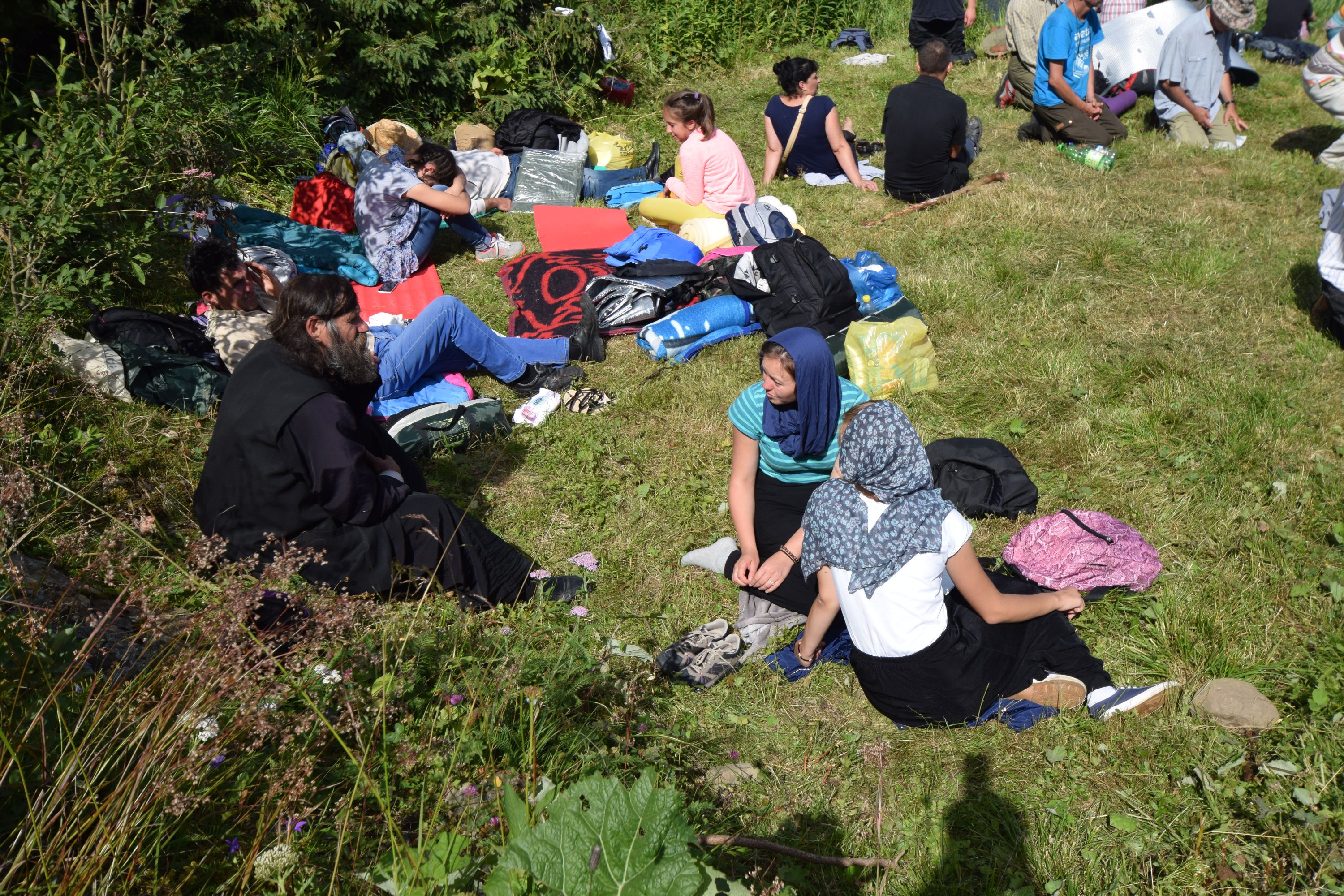 Peste 1000 de pelerini au urcat la hramul Mănăstirii Ceahlău