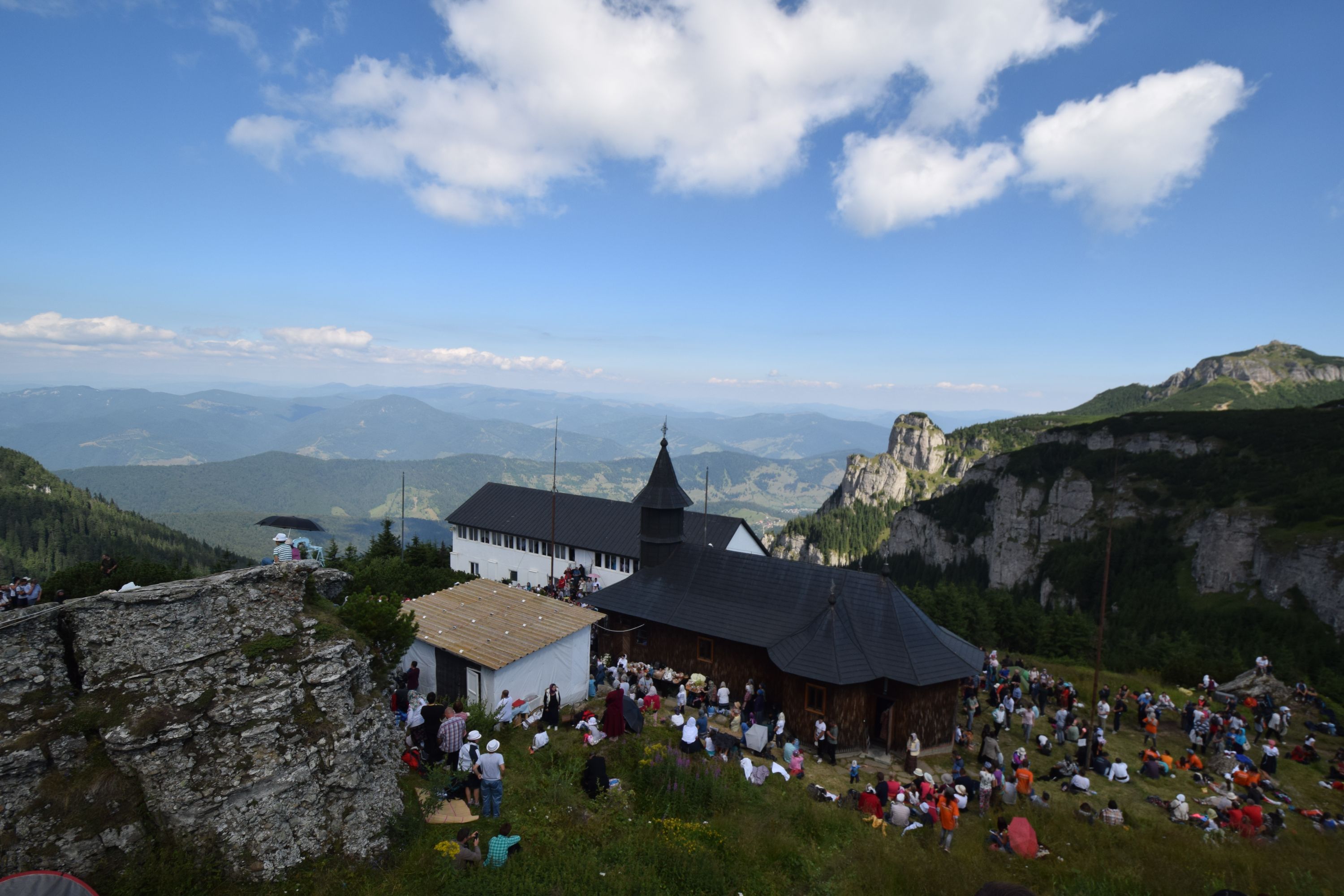 Peste 1000 de pelerini au urcat la hramul Mănăstirii Ceahlău