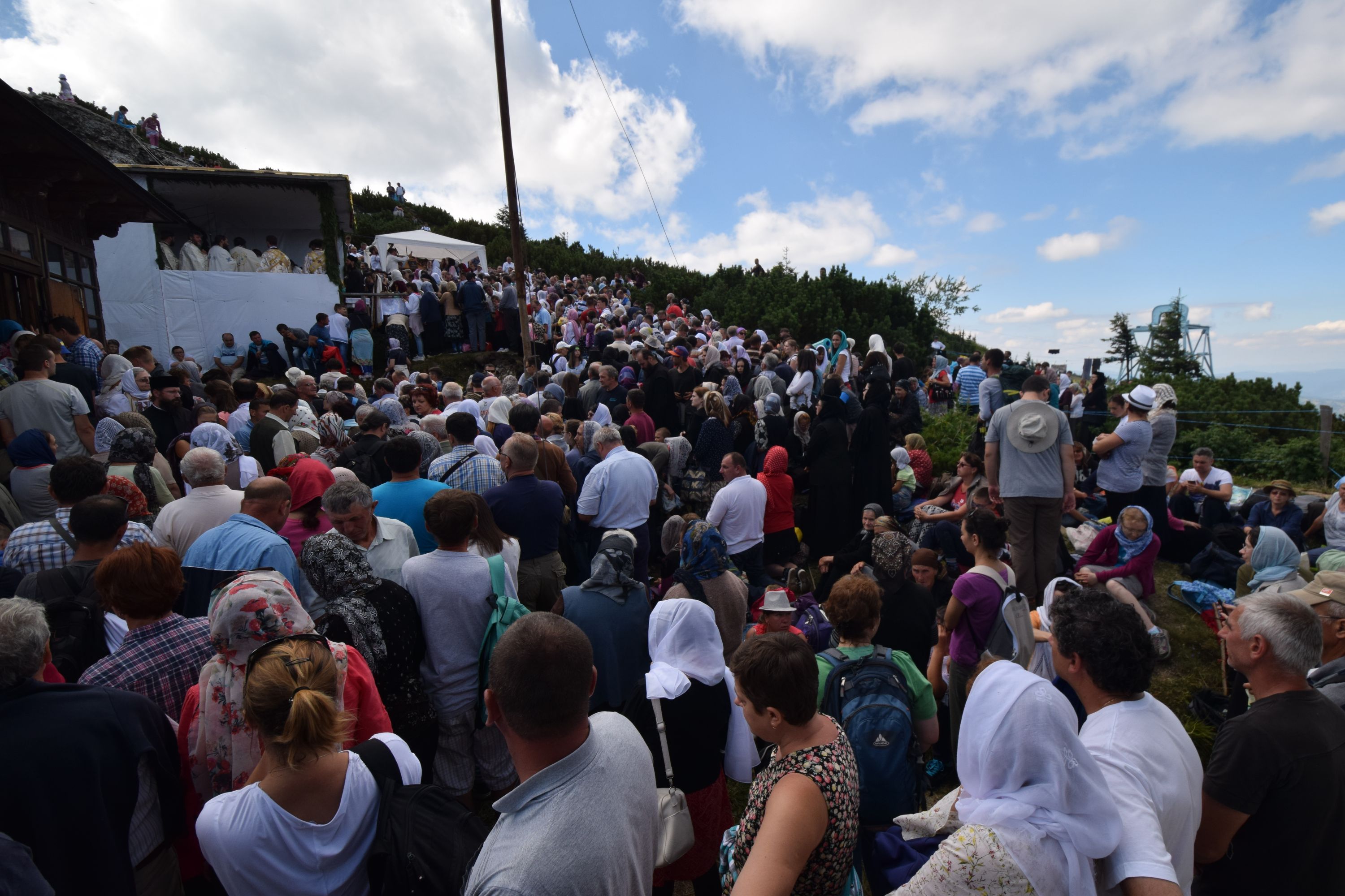 Peste 1000 de pelerini au urcat la hramul Mănăstirii Ceahlău