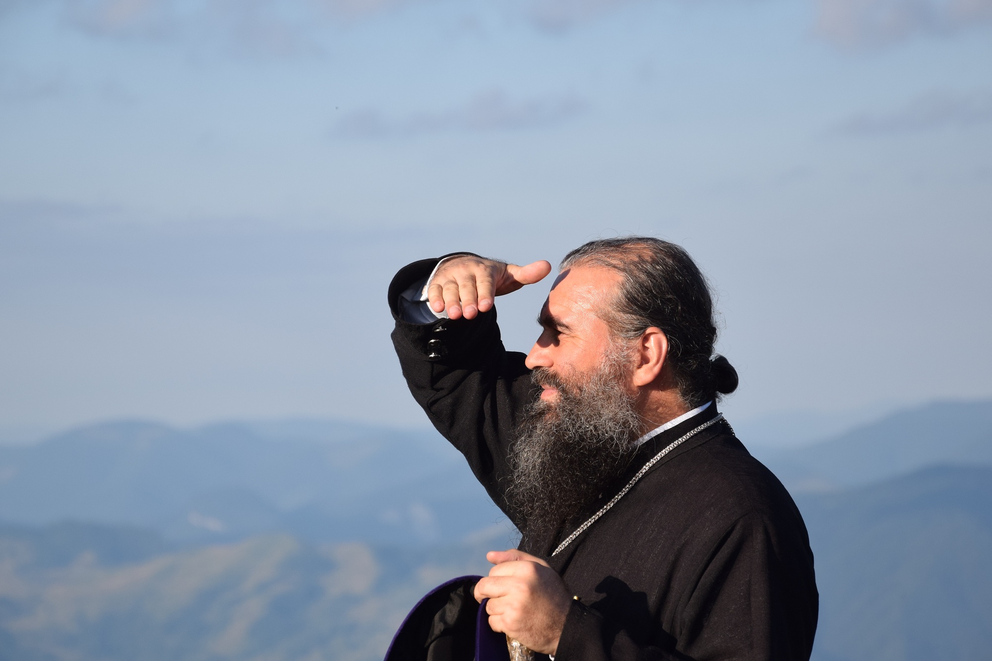 Peste 1000 de pelerini au urcat la hramul Mănăstirii Ceahlău