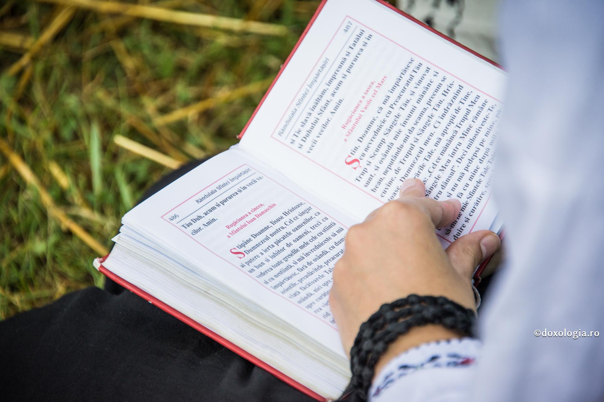 carte deschisă ținută în mână