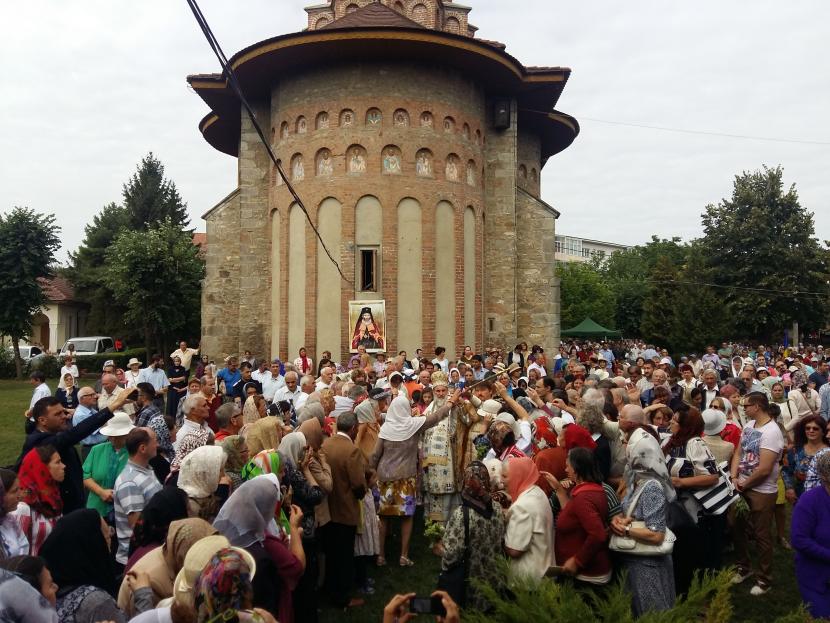 IPS Ioachim a slujit la Biserica Precista din Bacău IPS Ioachim a slujit la Biserica Precista din Bacău