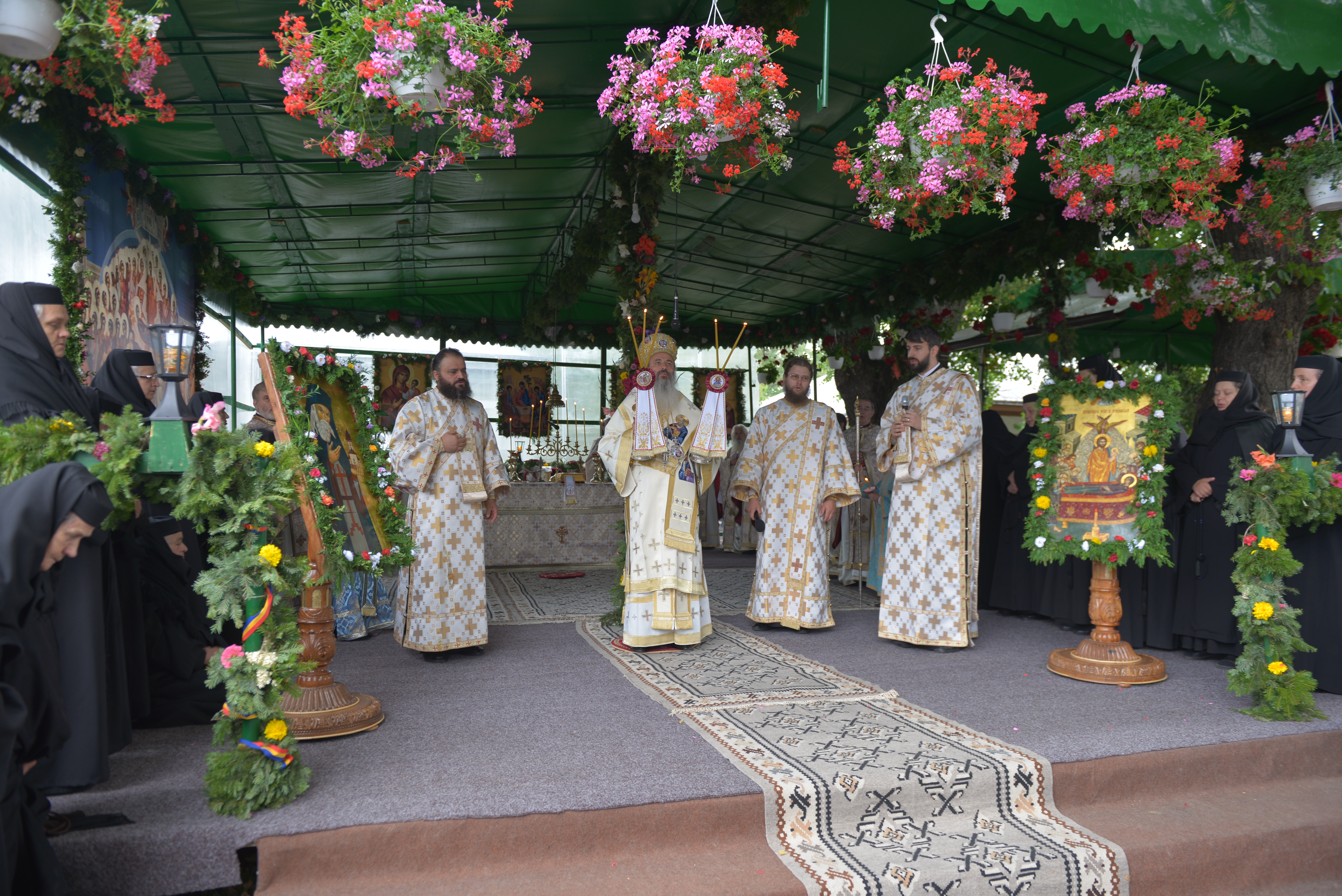 Foto: Constantin Comici Liturghie arhierească la hramul Mănăstirii Văratec ‒ cinstirea Sfântului Iosif de la Văratec