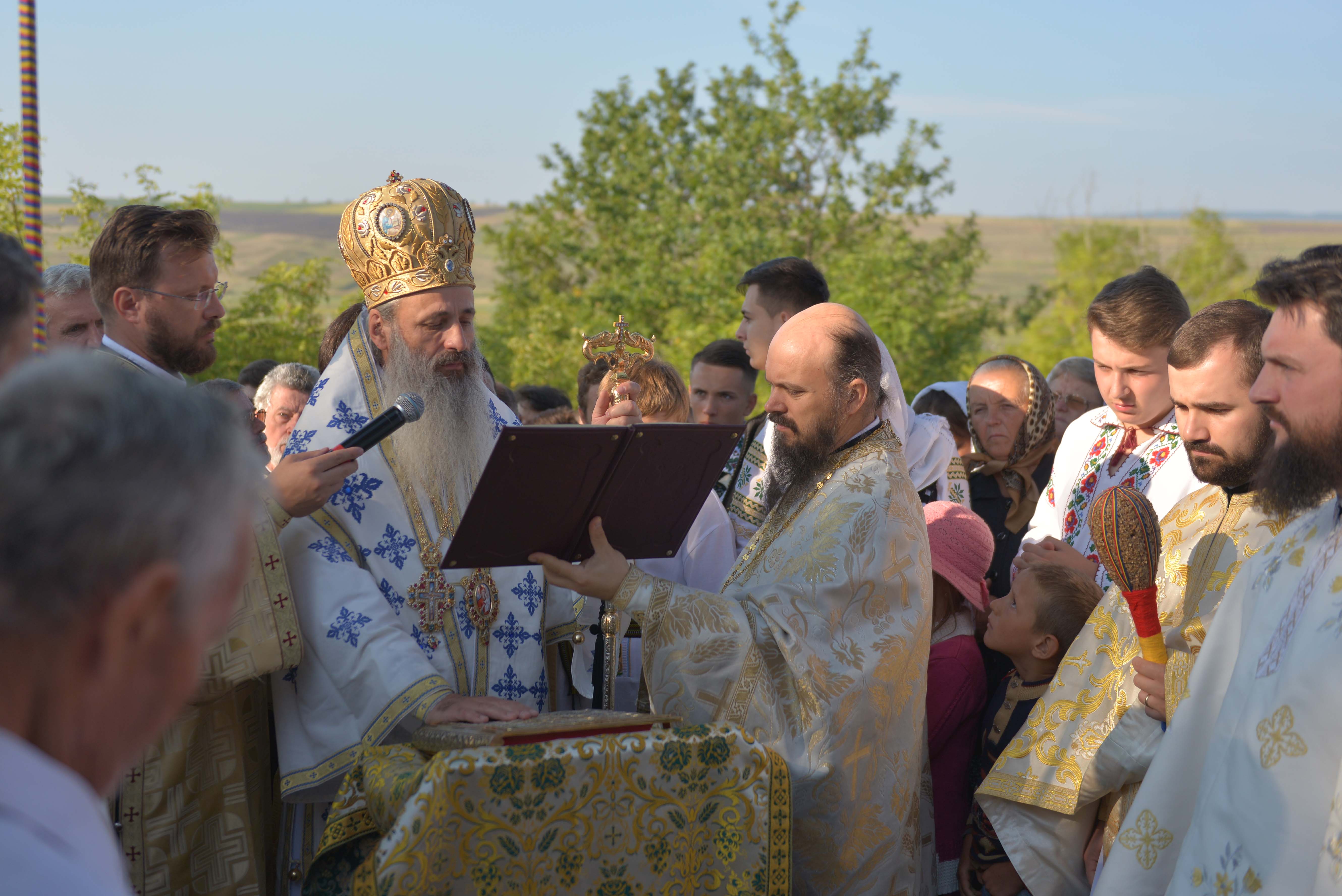 Resfințirea bisericii „Sfântul Nicolae” din Prisăcani, protopopiatul Hârlău