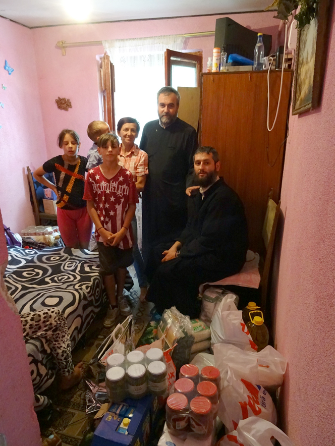 Protoieria Fălticeni în sprijinul unei familii cu o situaţie materială dificilă