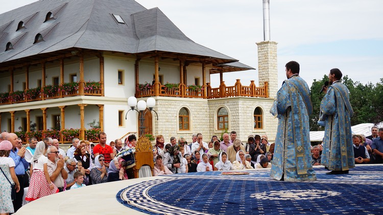 Foto: Mihaela Ajităriţi „Maica Domnului are în grijă întreaga Biserică“