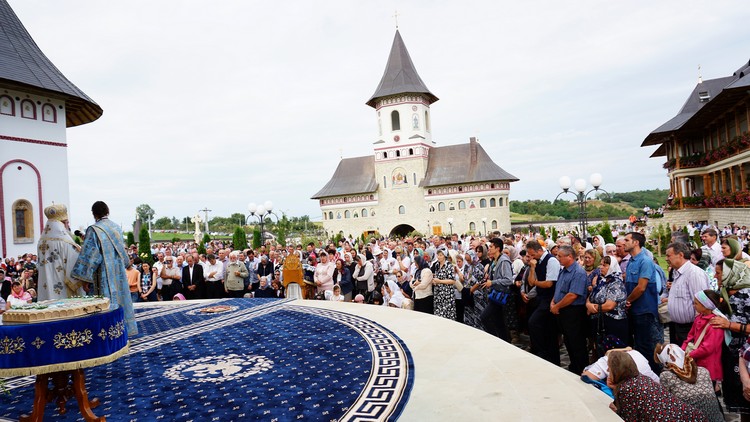 Foto: Mihaela Ajităriţi „Maica Domnului are în grijă întreaga Biserică“