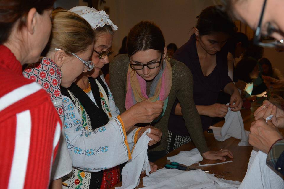 Iubitori ai portului popular, reuniţi într-un atelier de cusut tradiţional