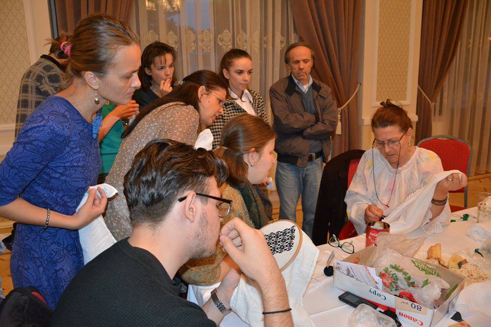 Iubitori ai portului popular, reuniţi într-un atelier de cusut tradiţional