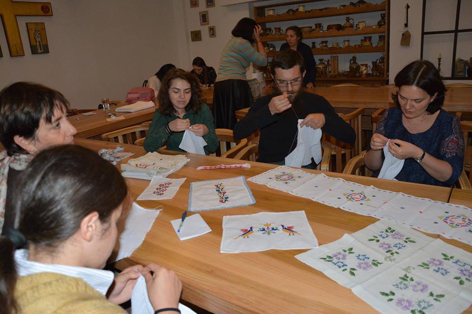 Iubitori ai portului popular, reuniţi într-un atelier de cusut tradiţional