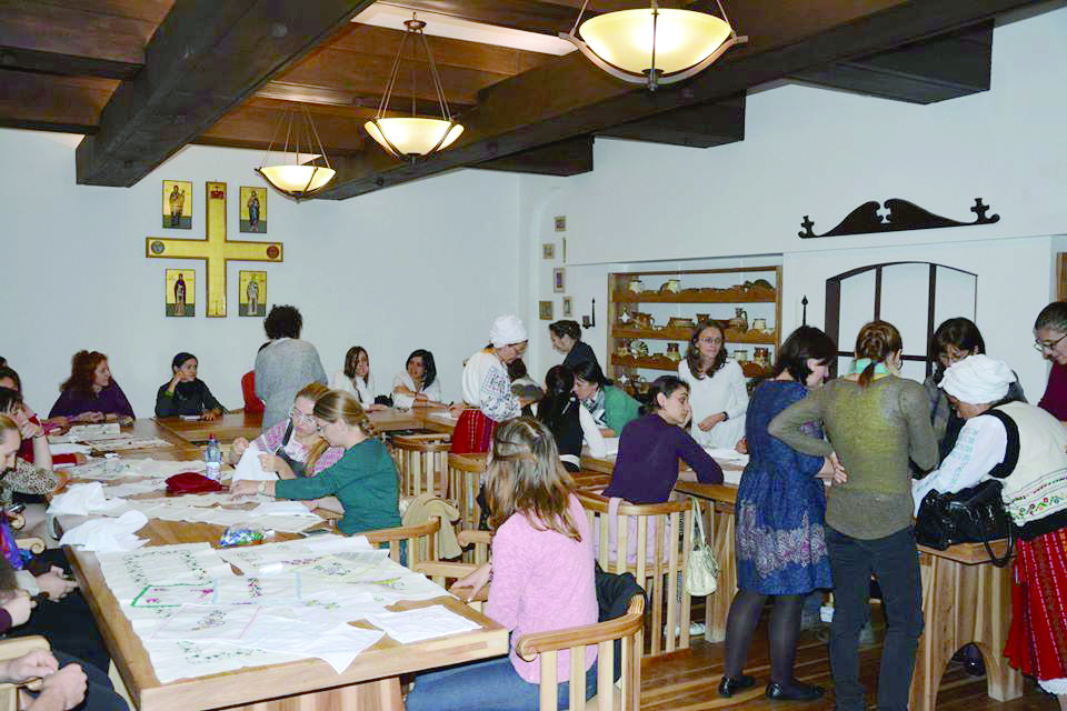 Iubitori ai portului popular, reuniţi într-un atelier de cusut tradiţional