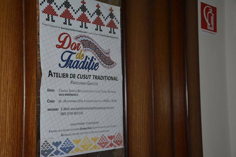 Iubitori ai portului popular, reuniţi într-un atelier de cusut tradiţional