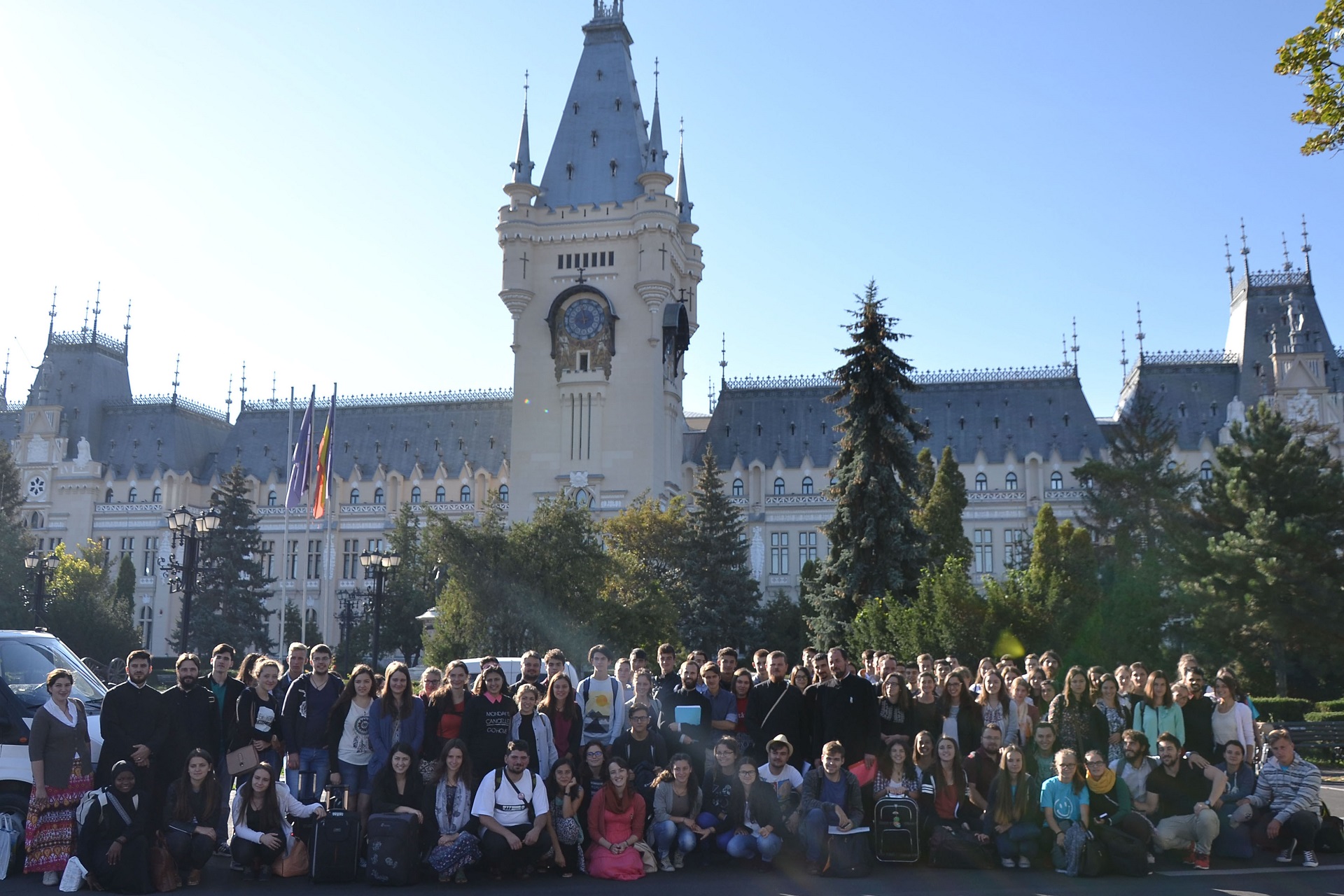 120 de tineri din Arhiepiscopia Iașilor au plecat spre București, la Întâlnirea Tinerilor Ortodocși din Toată Lumea 120 de tineri din Arhiepiscopia Iașilor au plecat spre București, la Întâlnirea Tinerilor Ortodocși din Toată Lumea