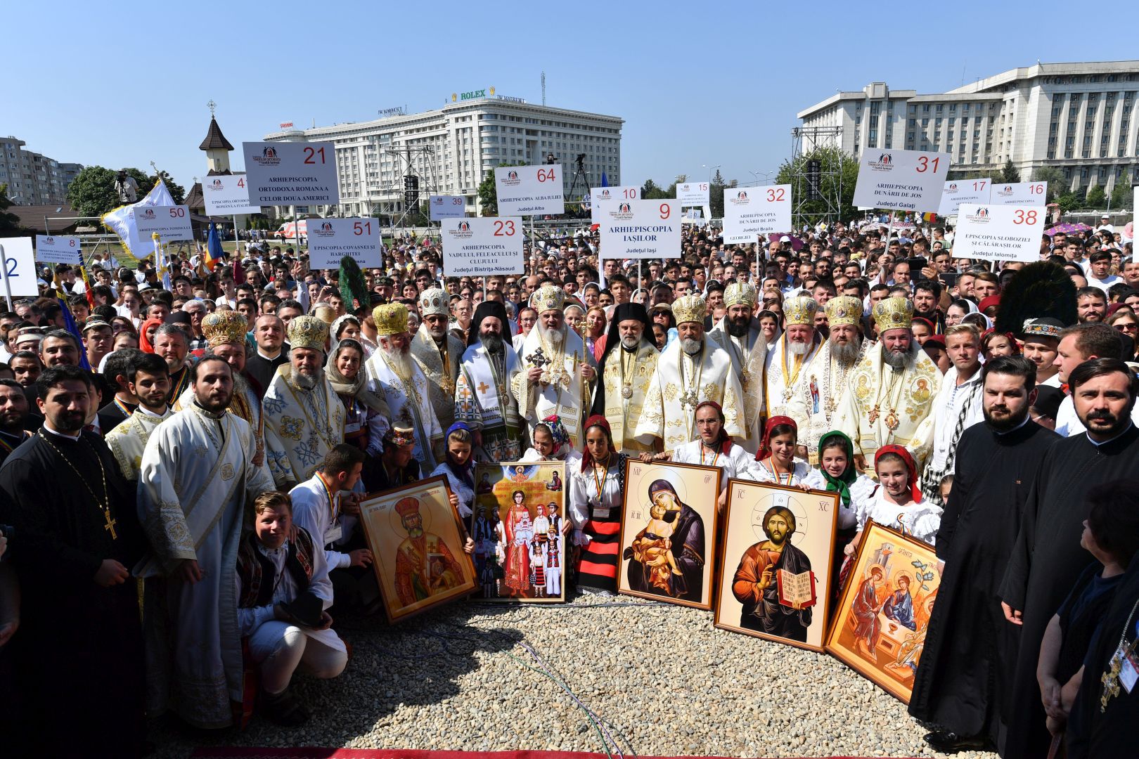 Mii de tineri şi credincioşi s-au rugat împreună cu Patriarhul Daniel la Catedrala Naţională