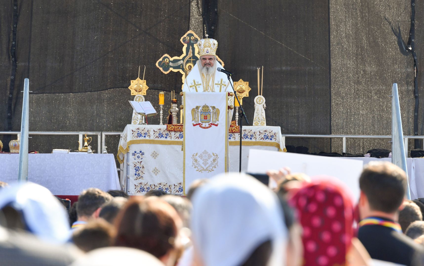 Mii de tineri şi credincioşi s-au rugat împreună cu Patriarhul Daniel la Catedrala Naţională