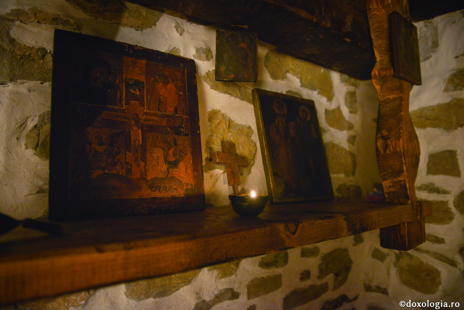 candelă aprinsă la icoană