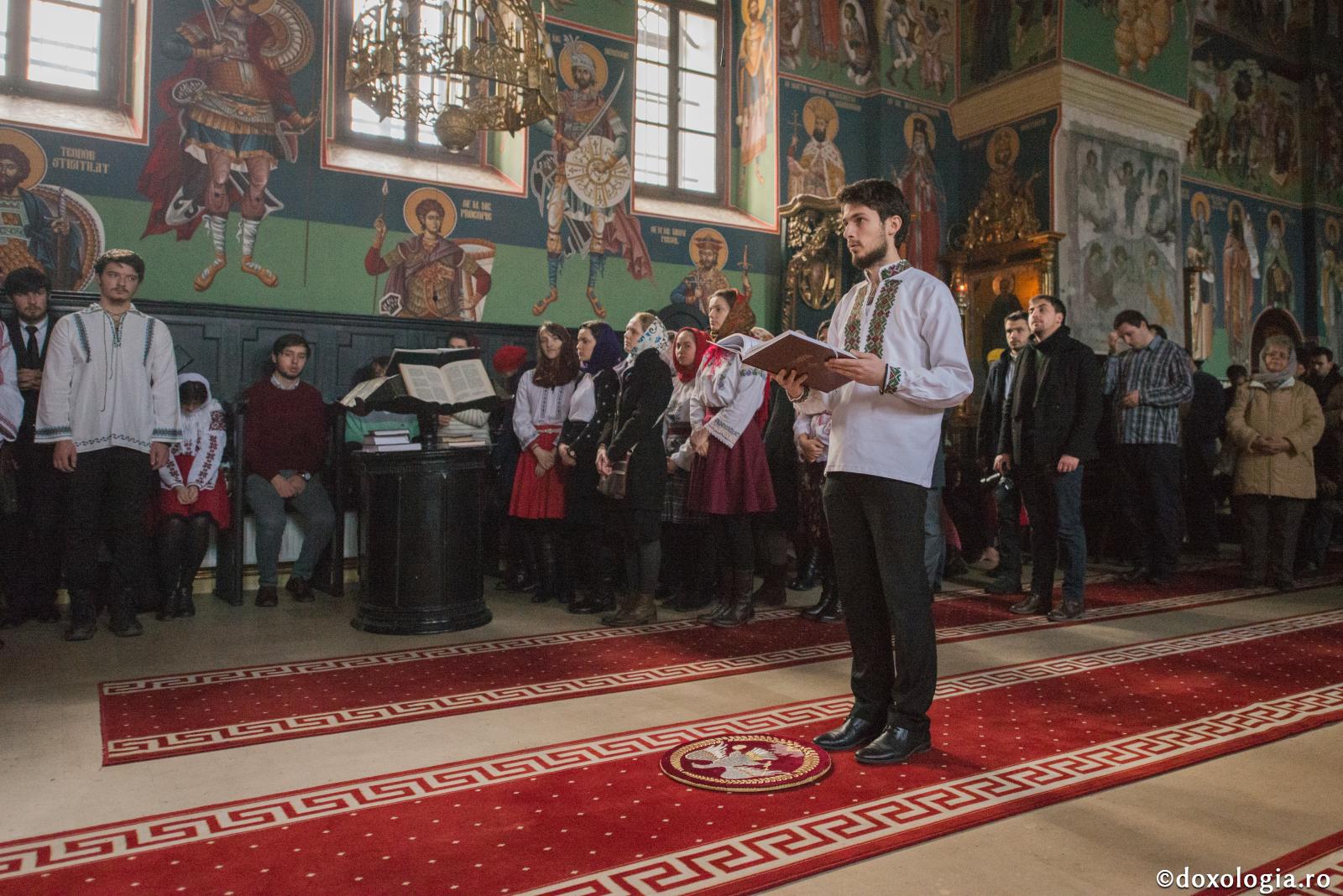 tânăr citind apostolul