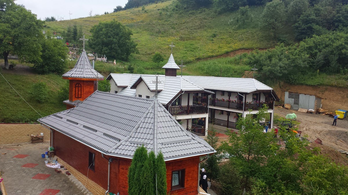 Hramul Mănăstirii „Acoperământul Maicii Domnului“ de la Valea Budului Hramul Mănăstirii „Acoperământul Maicii Domnului“ de la Valea Budului