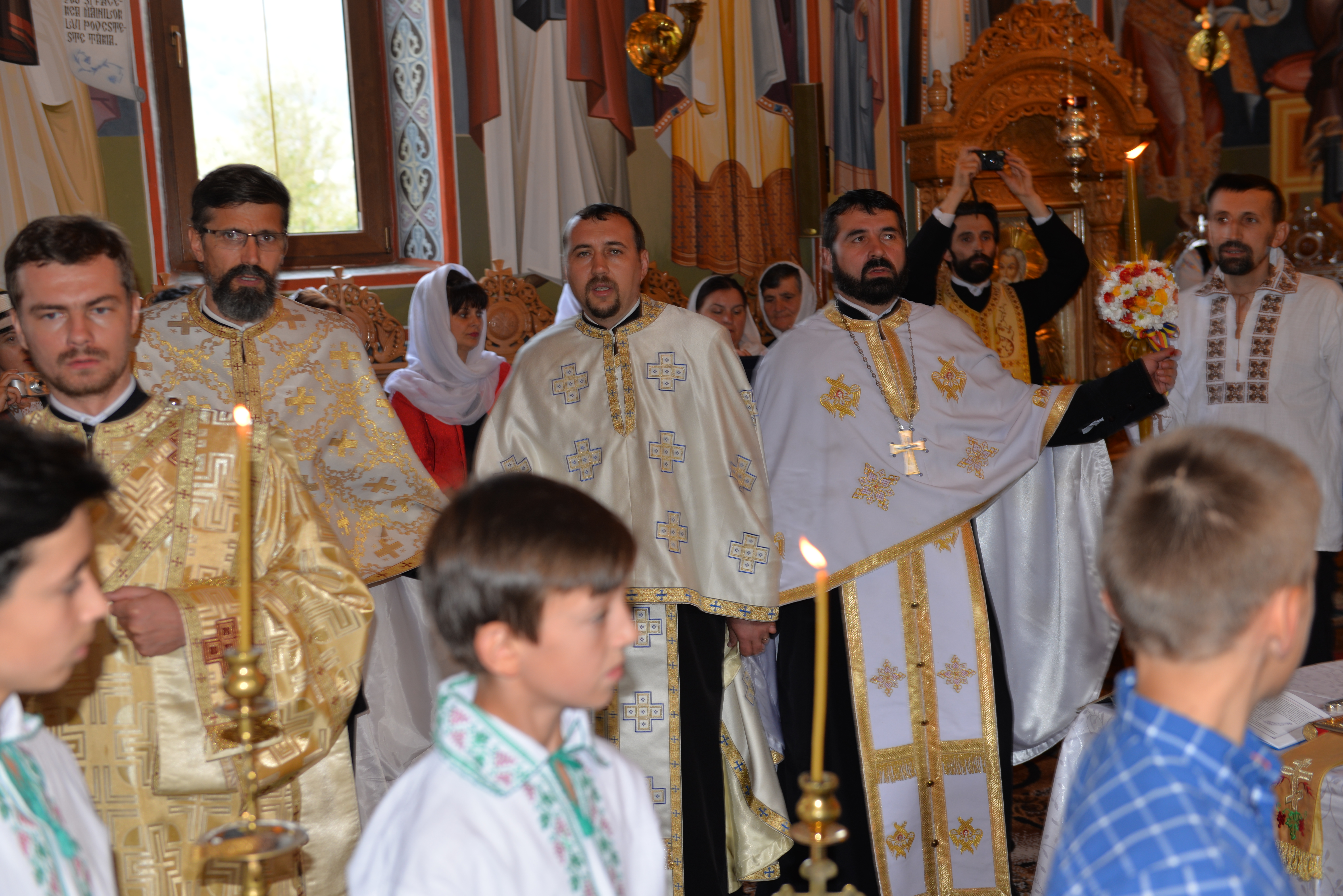 IPS Părinte Teofan a săvârșit slujba Botezului pentru cel de-al optulea copil al părintelui Sorinel Platon IPS Părinte Teofan a săvârșit slujba Botezului pentru cel de-al optulea copil al părintelui Sorinel Platon