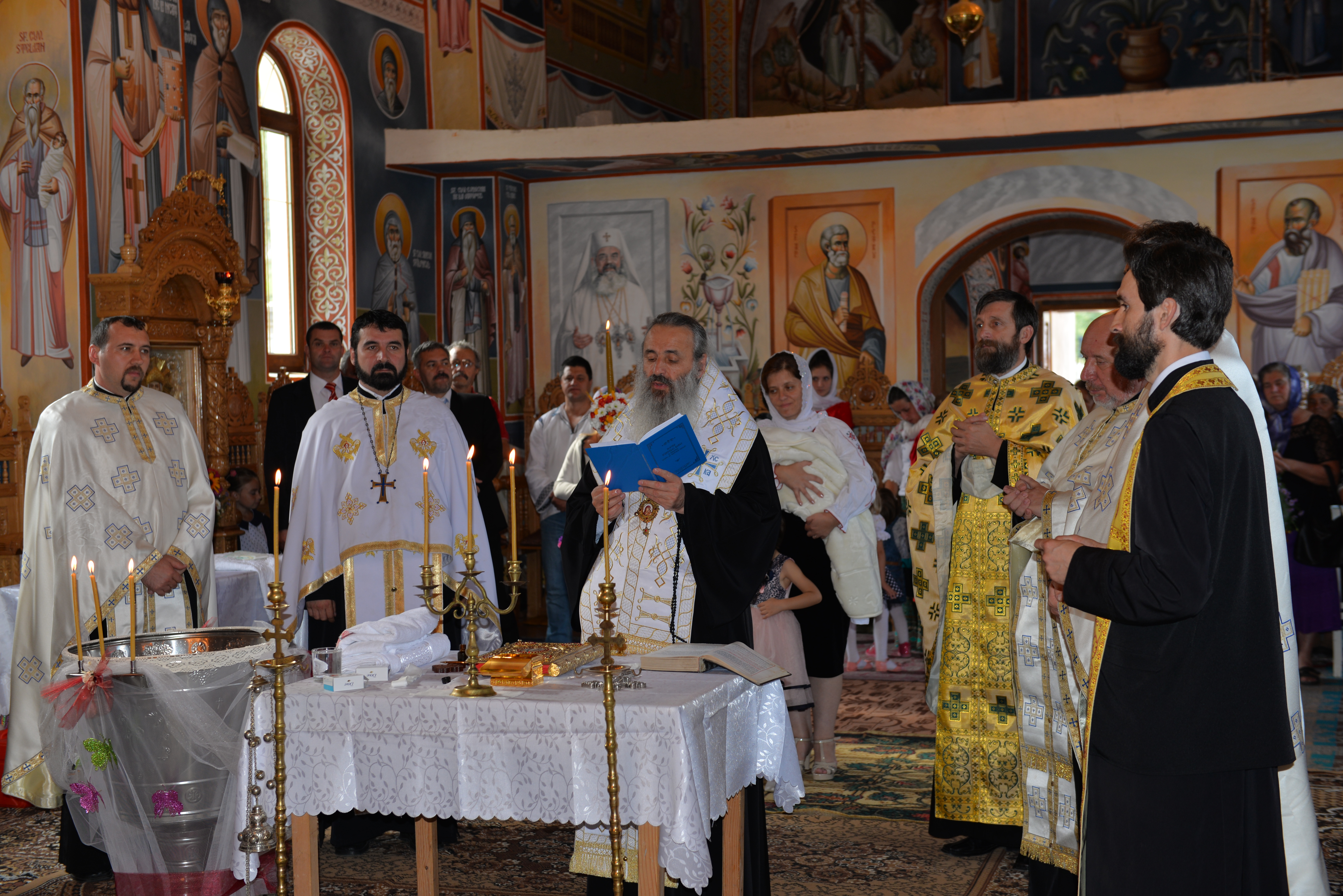 IPS Părinte Teofan a săvârșit slujba Botezului pentru cel de-al optulea copil al părintelui Sorinel Platon