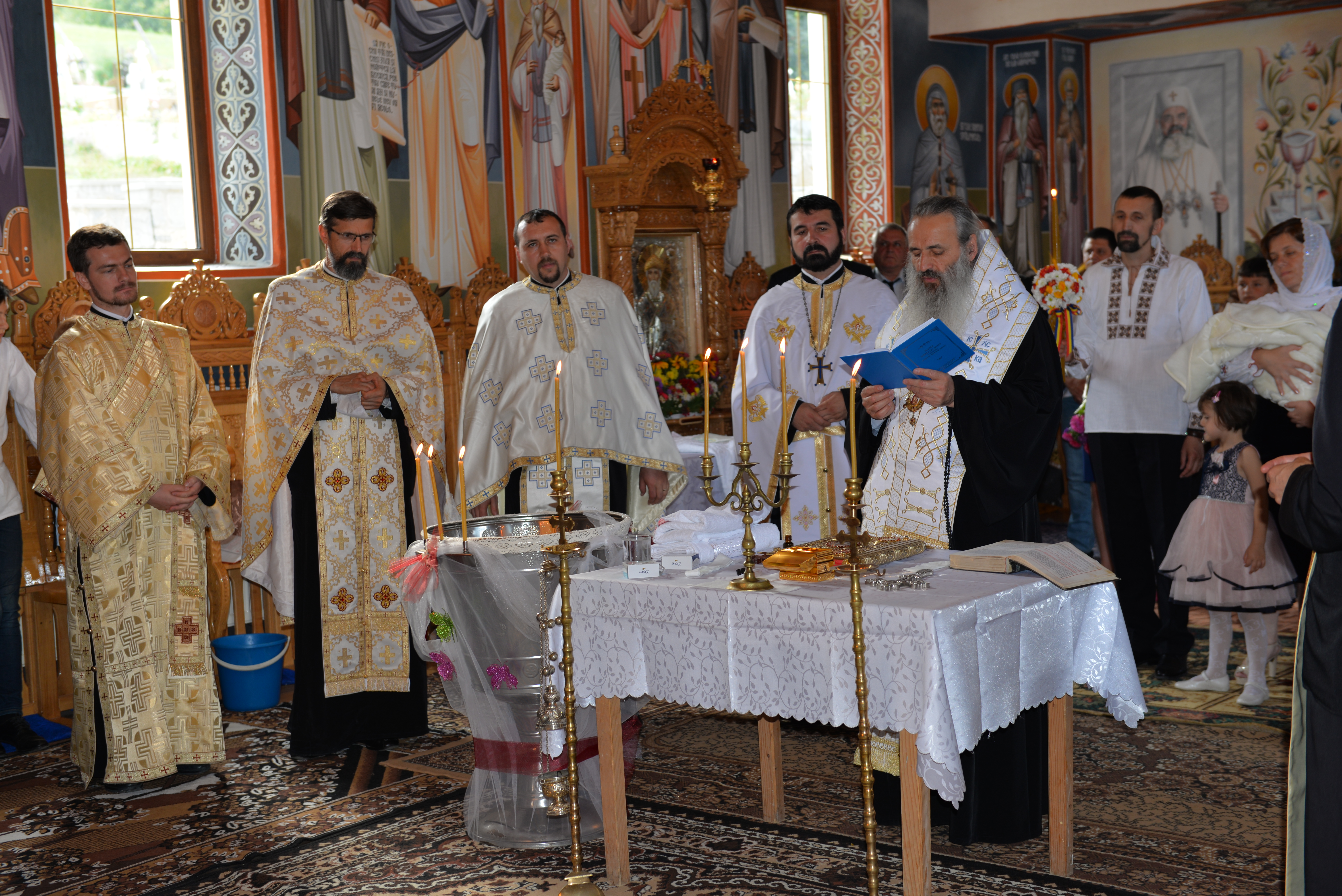 IPS Părinte Teofan a săvârșit slujba Botezului pentru cel de-al optulea copil al părintelui Sorinel Platon IPS Părinte Teofan a săvârșit slujba Botezului pentru cel de-al optulea copil al părintelui Sorinel Platon