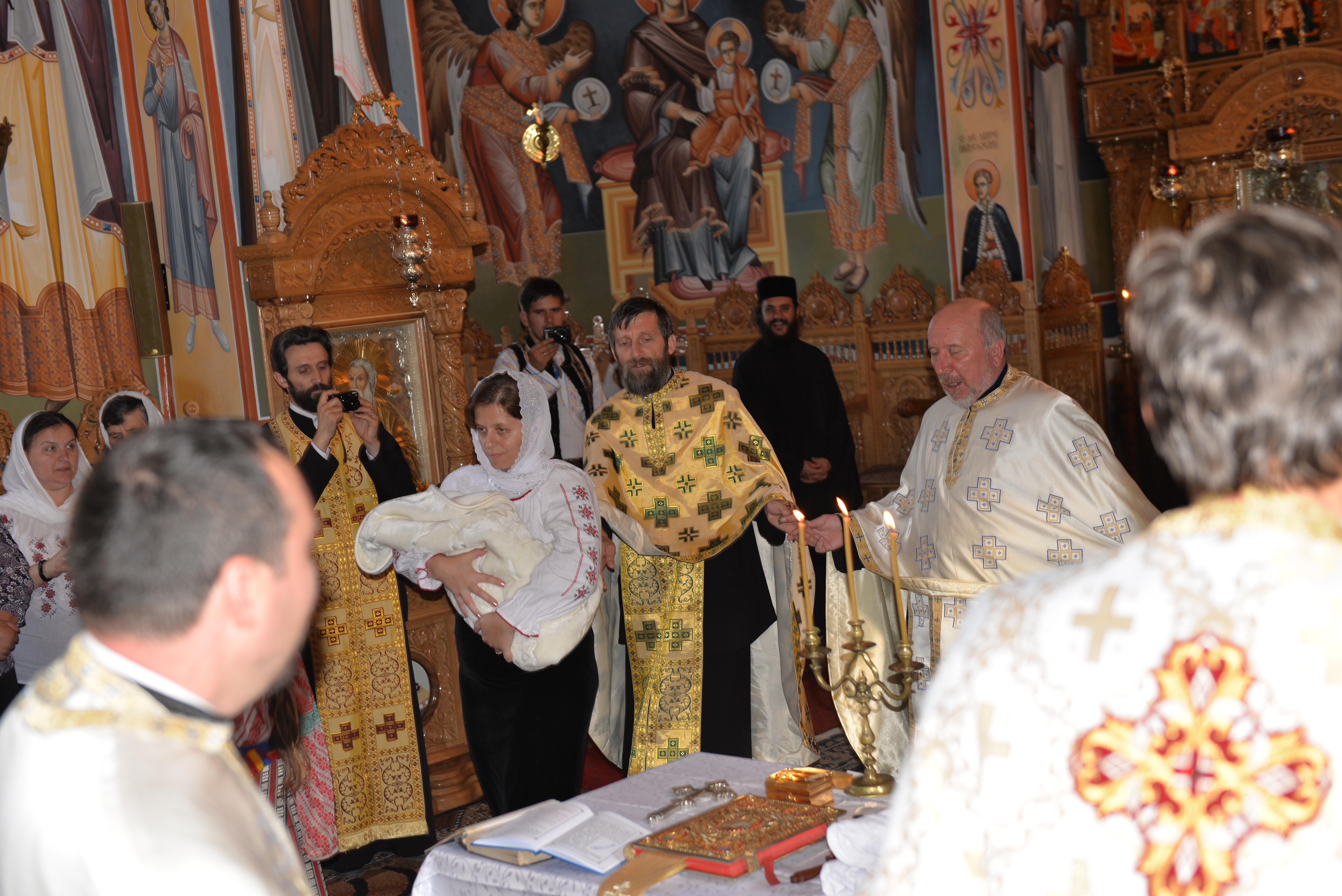 IPS Părinte Teofan a săvârșit slujba Botezului pentru cel de-al optulea copil al părintelui Sorinel Platon IPS Părinte Teofan a săvârșit slujba Botezului pentru cel de-al optulea copil al părintelui Sorinel Platon