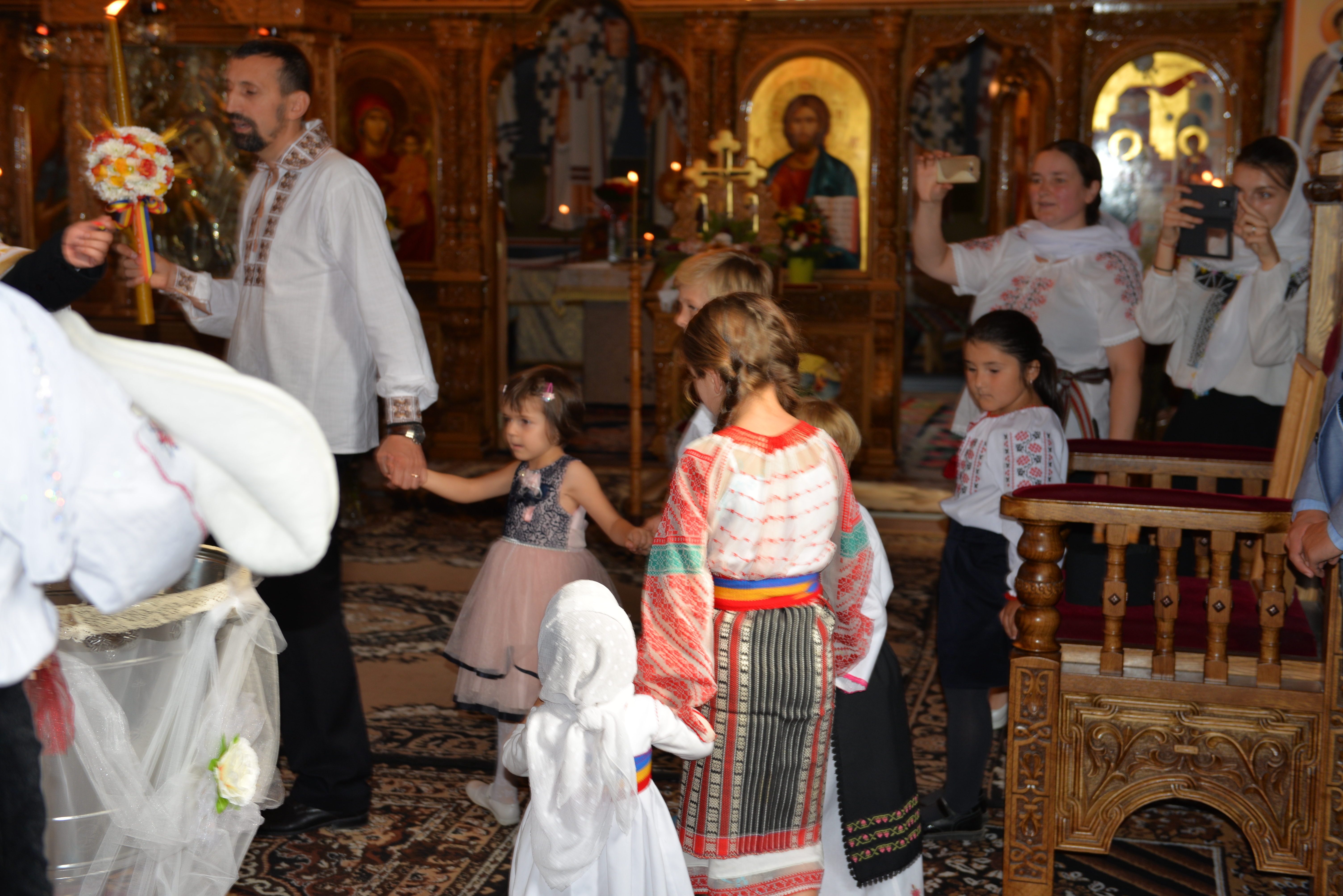 IPS Părinte Teofan a săvârșit slujba Botezului pentru cel de-al optulea copil al părintelui Sorinel Platon IPS Părinte Teofan a săvârșit slujba Botezului pentru cel de-al optulea copil al părintelui Sorinel Platon