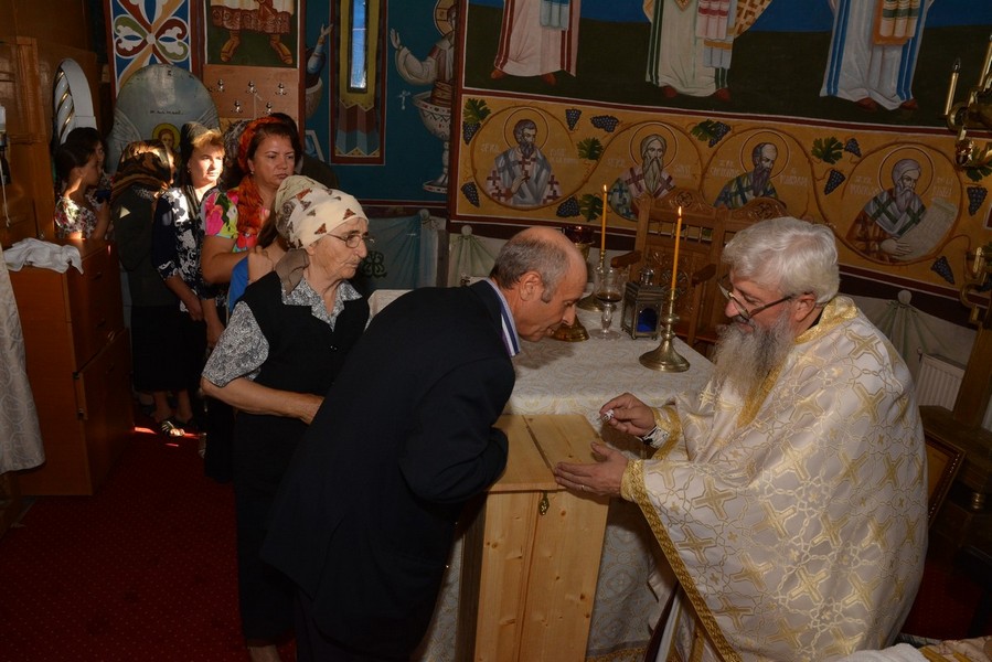 Zi de aleasă bucurie la resfinţirea bisericii din Vlădeni