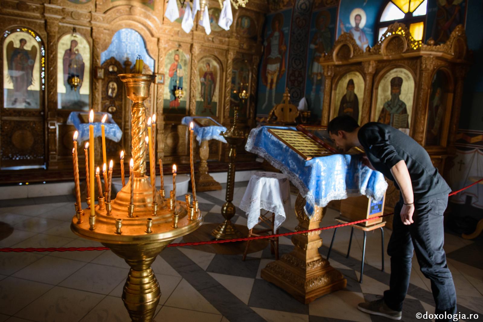 bărbat sărutând icoana