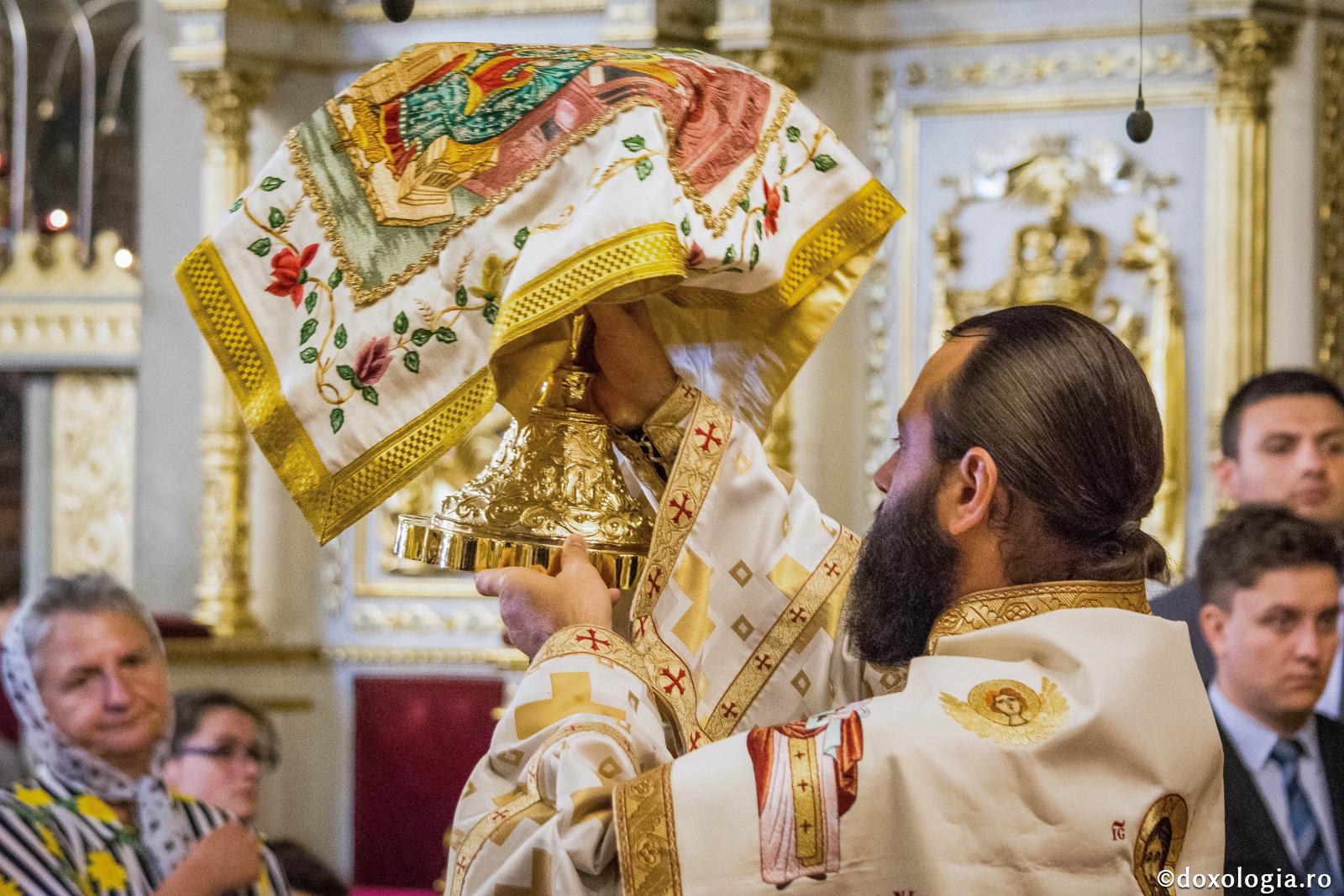 diacon cu Sfântul Potir în mână la Sfânta Liturghie
