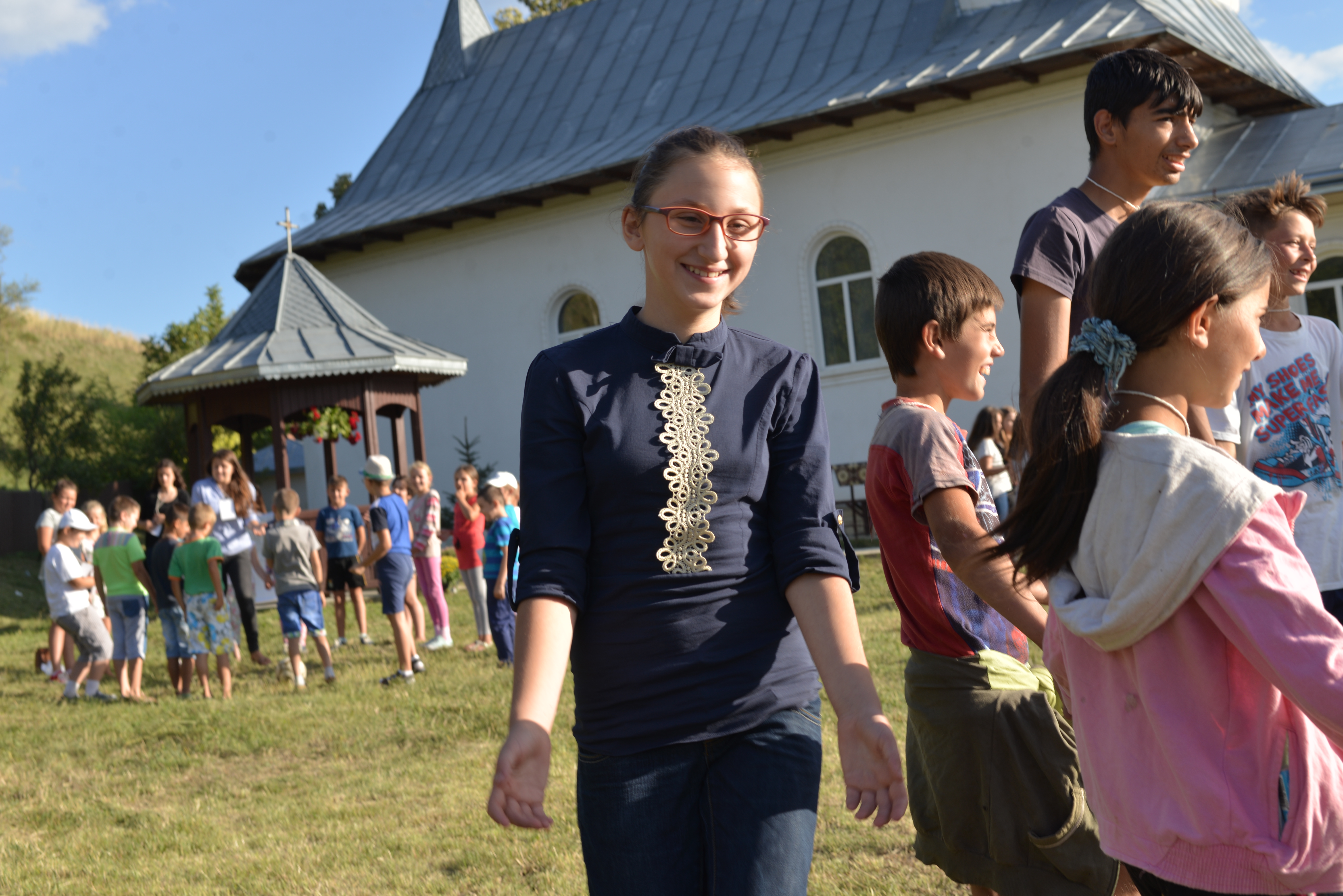 Tineri din trei filiale ATOR din Arhiepiscopia Iaşilor au oferit clipe de bucurie copiilor din Orăşeni-Vale