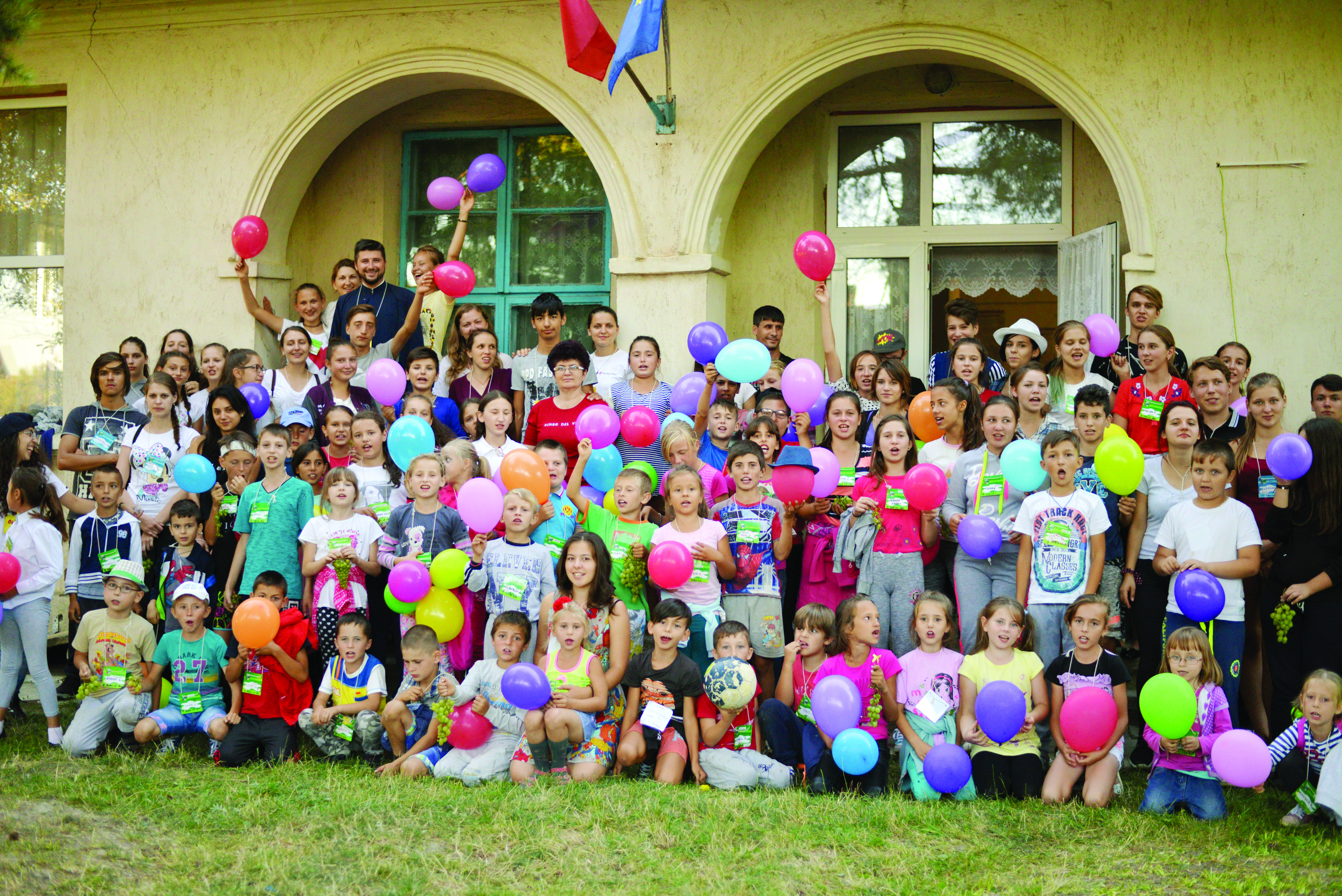 Tineri din trei filiale ATOR din Arhiepiscopia Iaşilor au oferit clipe de bucurie copiilor din Orăşeni-Vale