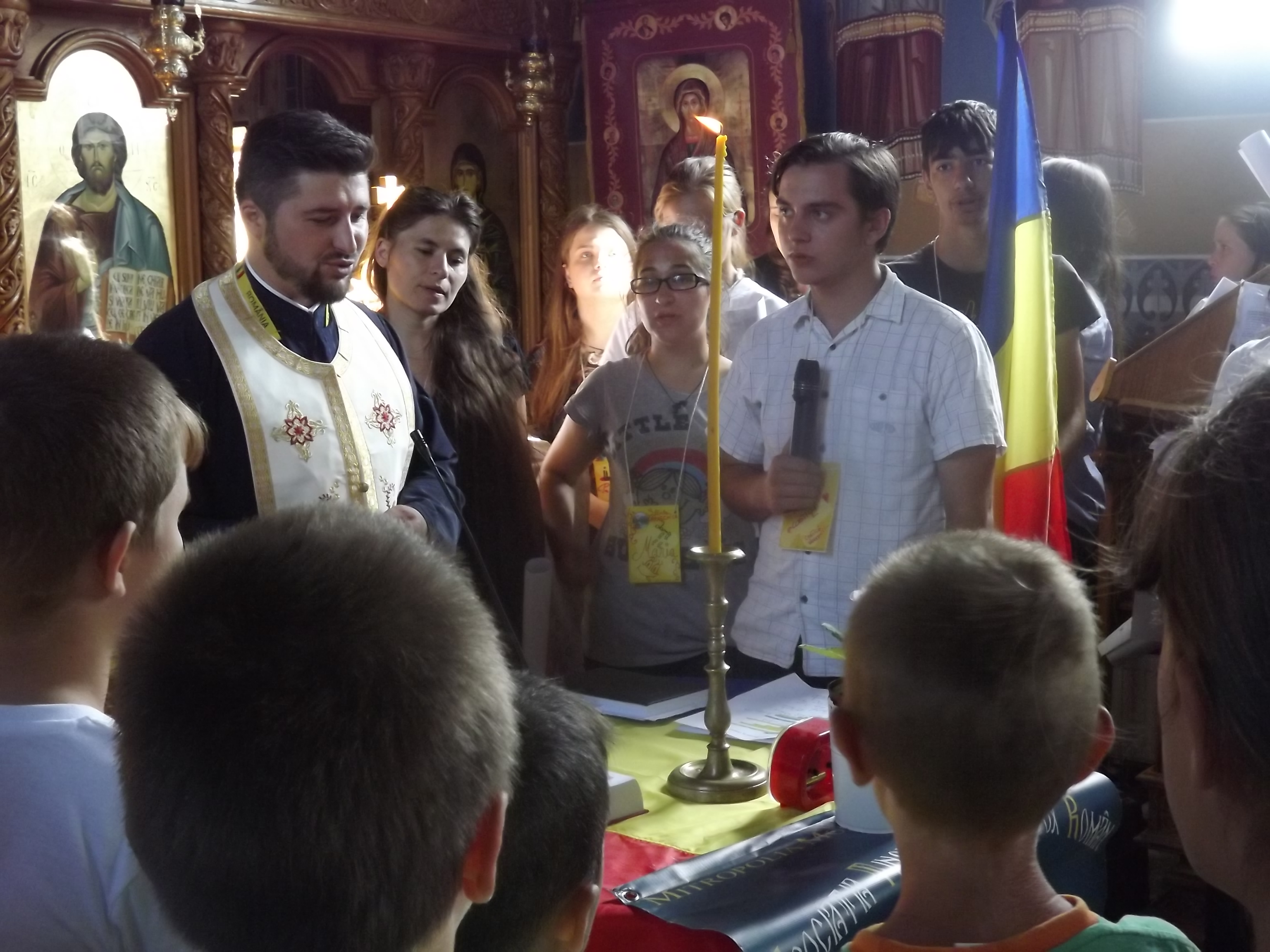 Tineri din trei filiale ATOR din Arhiepiscopia Iaşilor au oferit clipe de bucurie copiilor din Orăşeni-Vale