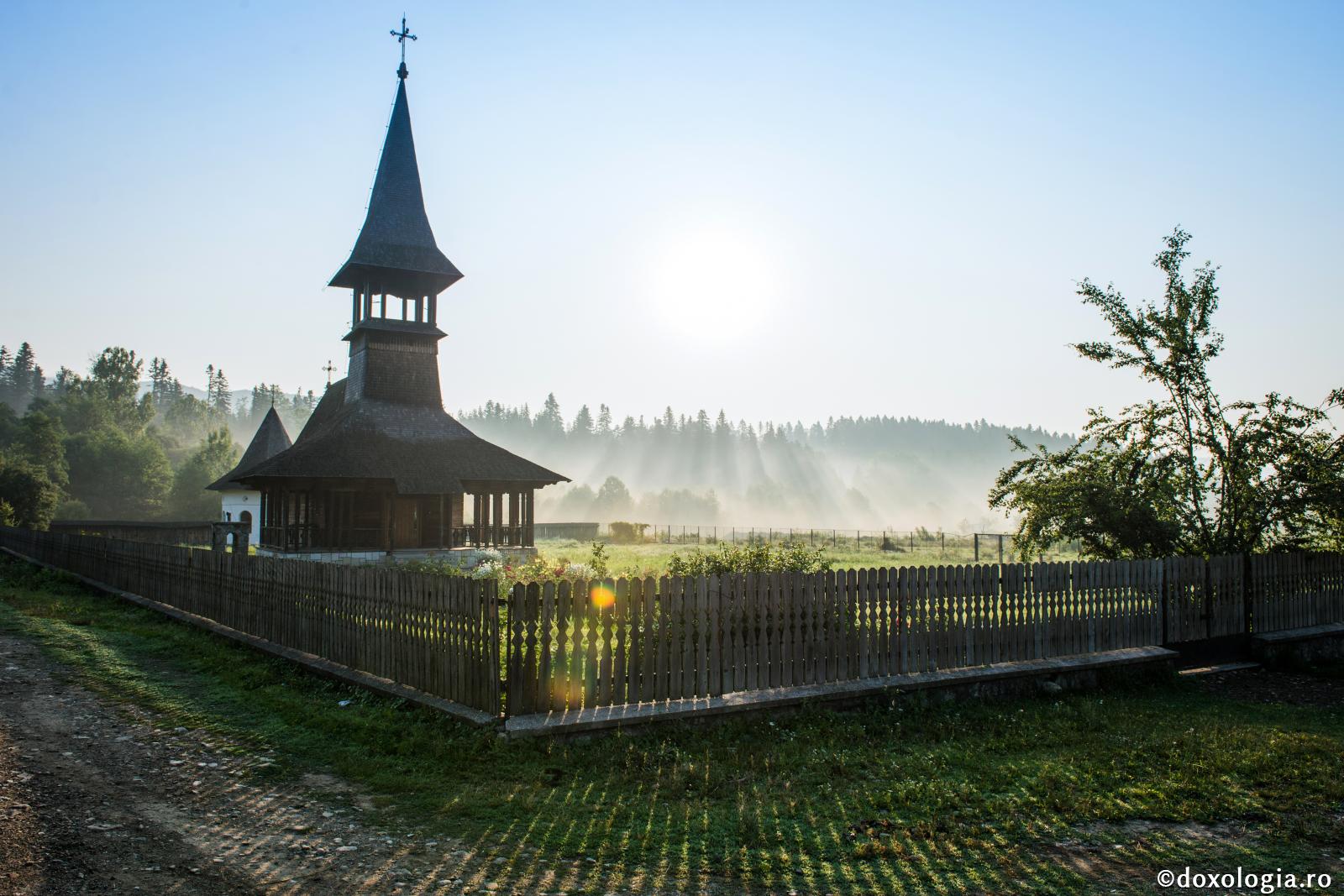 biserica maramureșeană din satul Mănăstirea Neamț