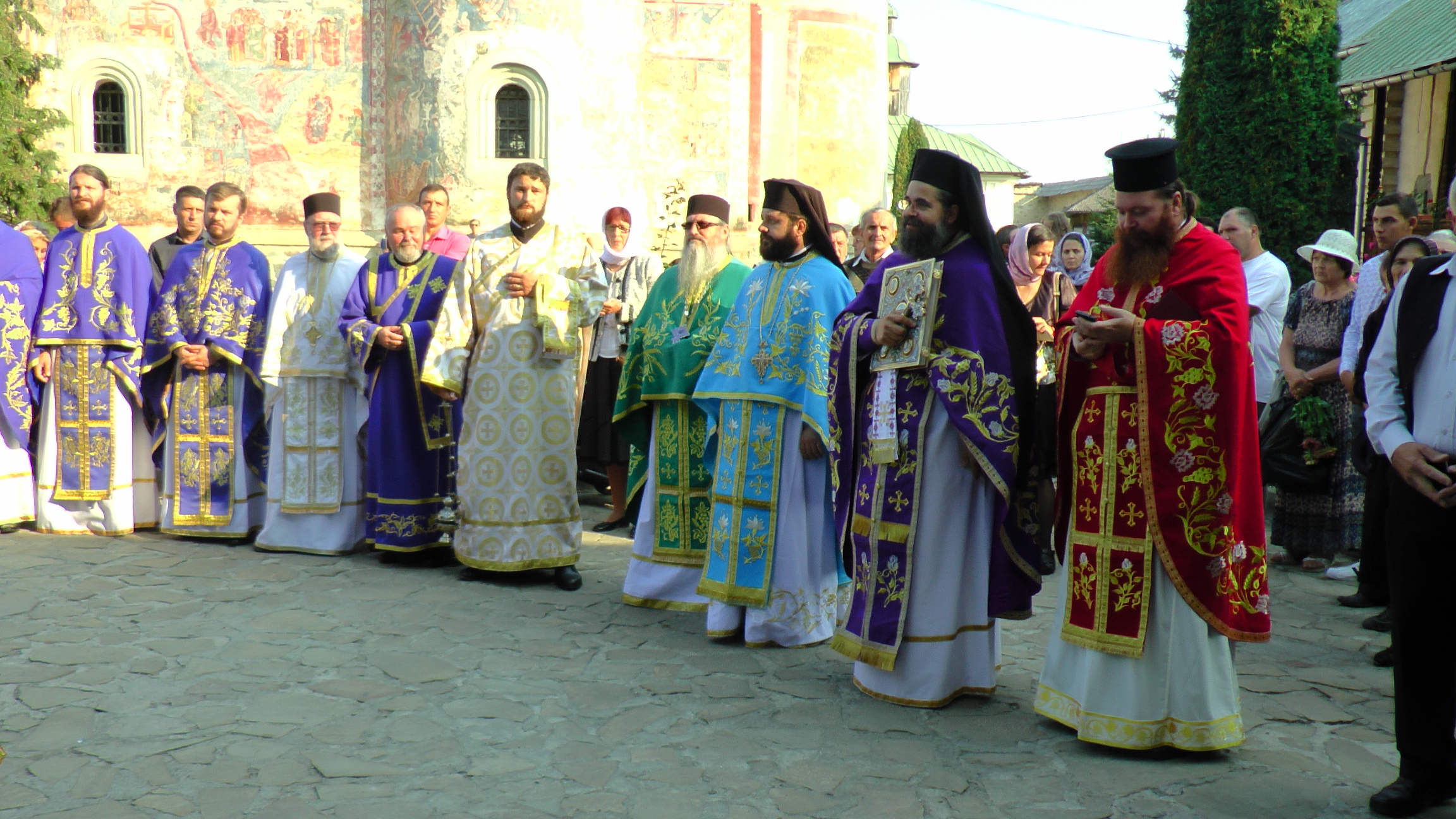 Brâul Maicii Domnului, adus la hramul Mănăstirii Râșca